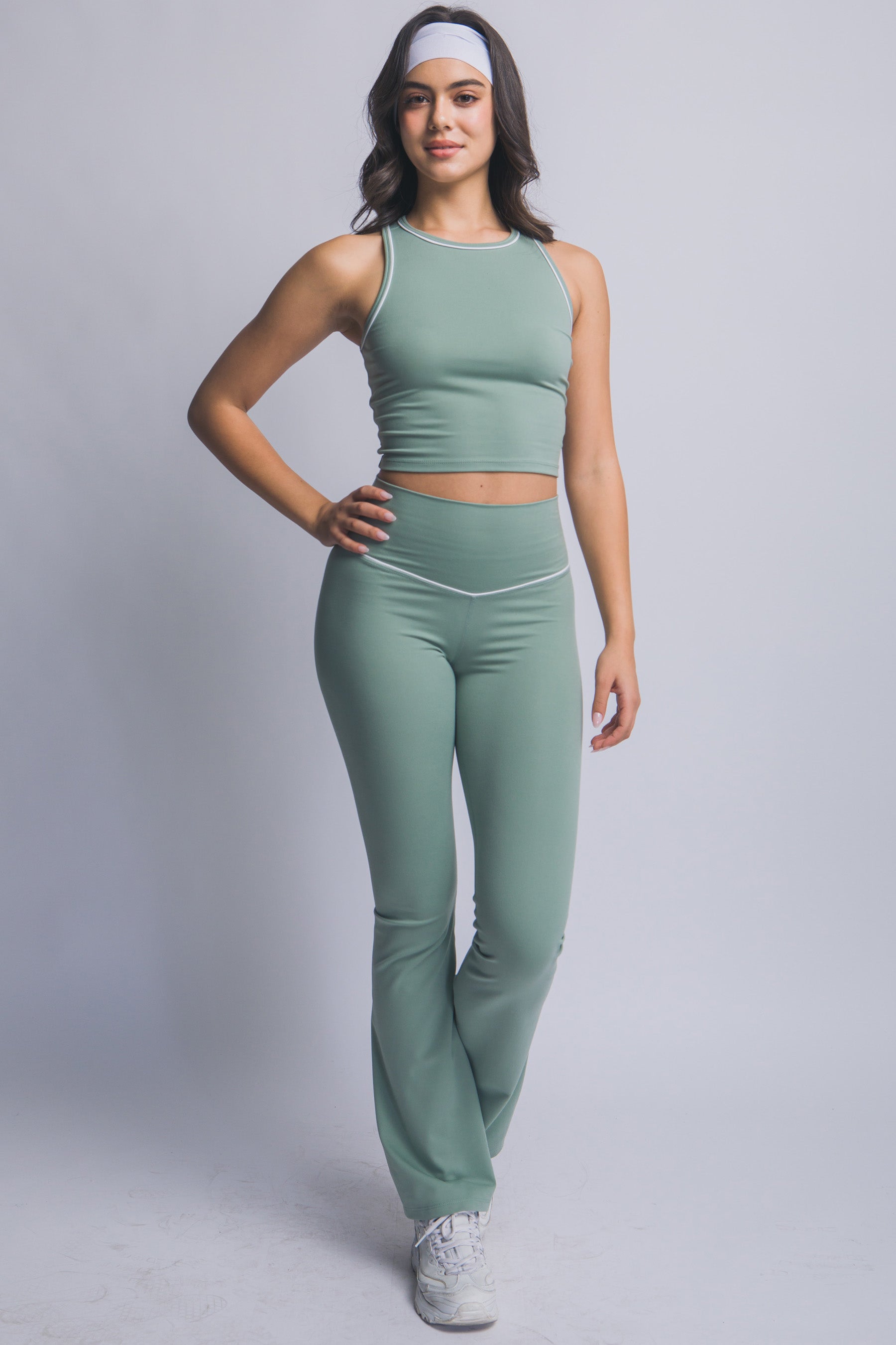 Top deportivo con escote alto y costuras decorativas