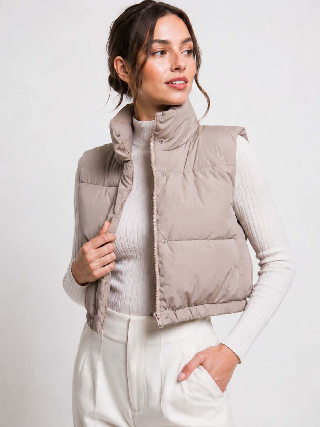 Chaleco acolchado con cuello alto y ajuste en cintura