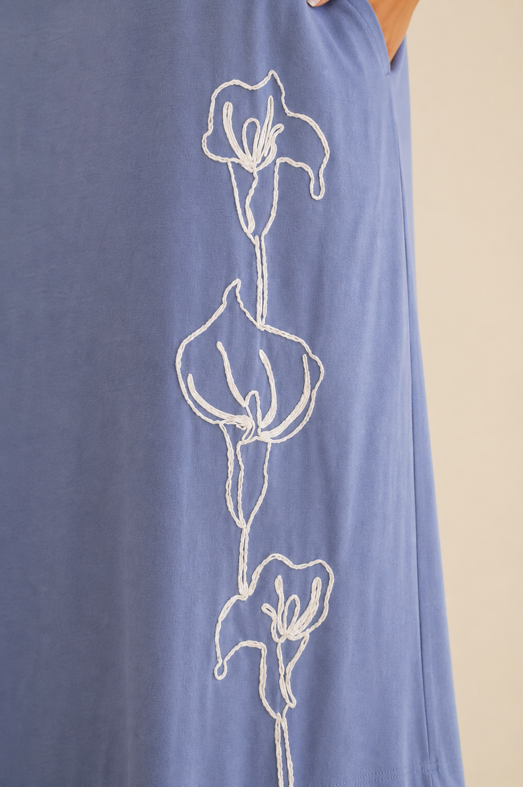Vestido midi fluido con diseño bordado