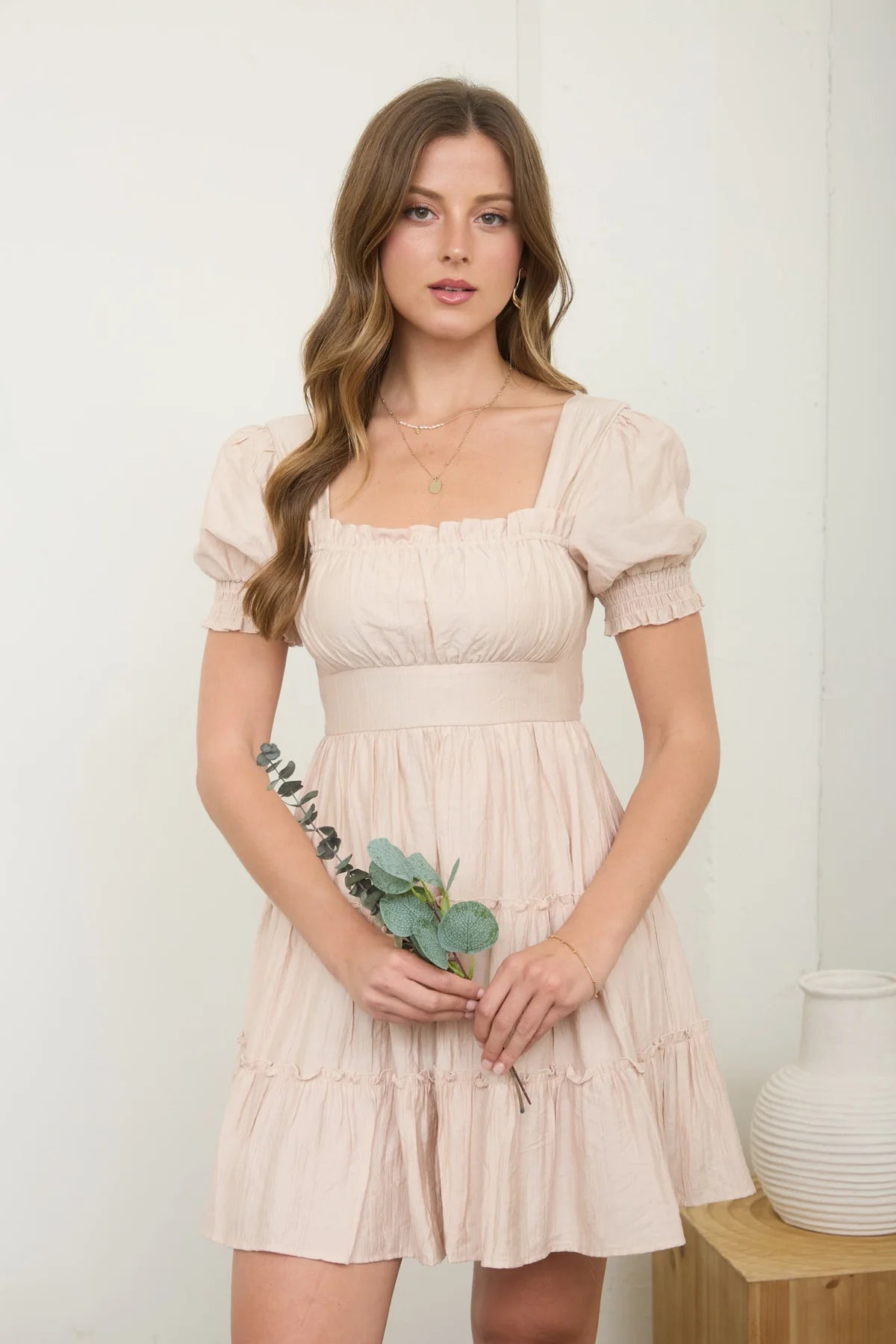 Vestido corto con mangas abullonadas y escote cuadrado