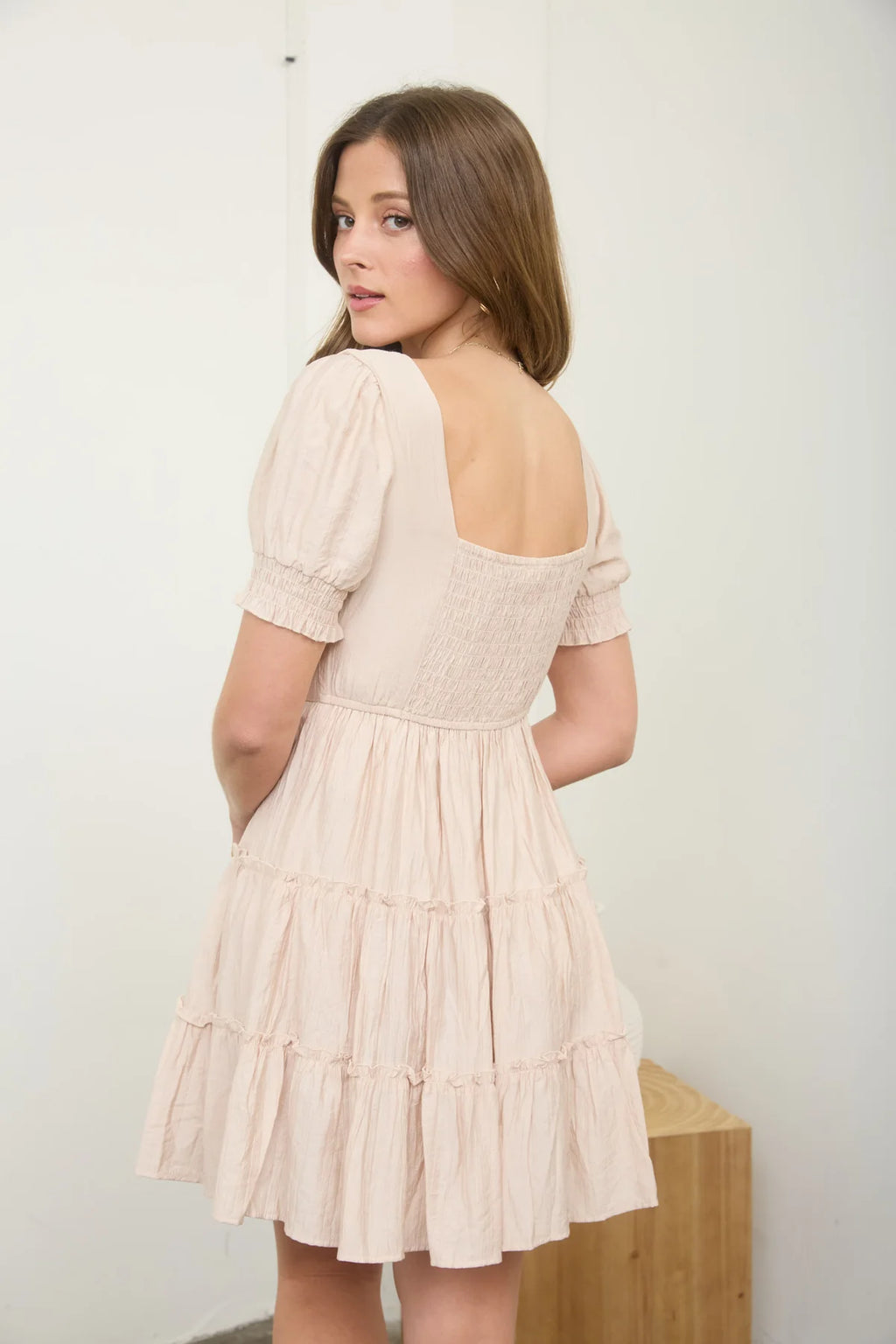 Vestido corto con mangas abullonadas y escote cuadrado
