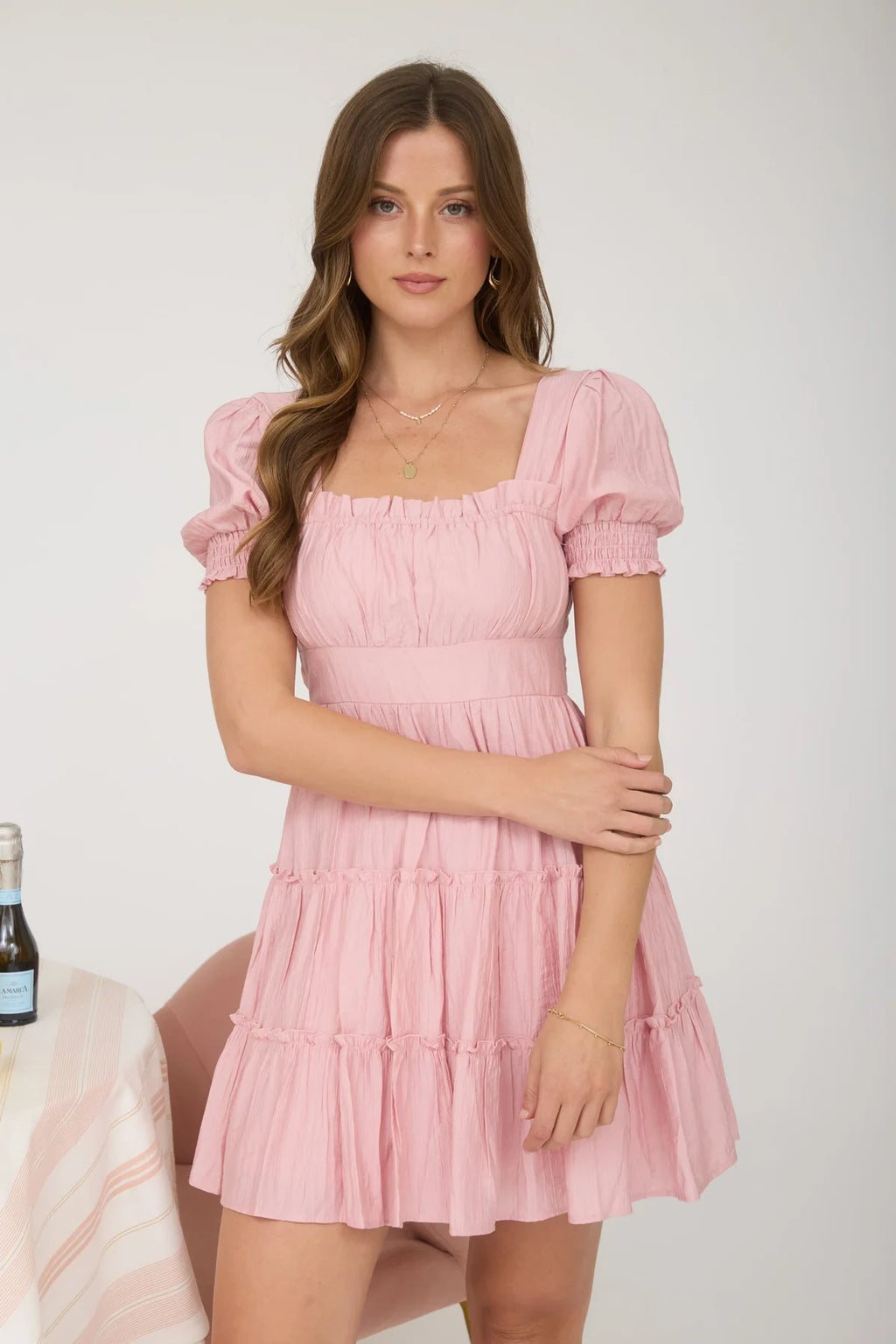 Vestido corto con mangas abullonadas y escote cuadrado