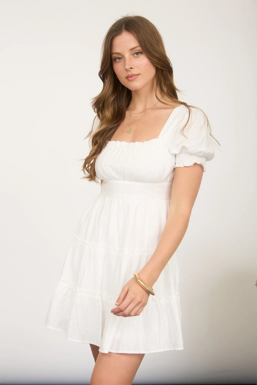 Vestido corto con mangas abullonadas y escote cuadrado