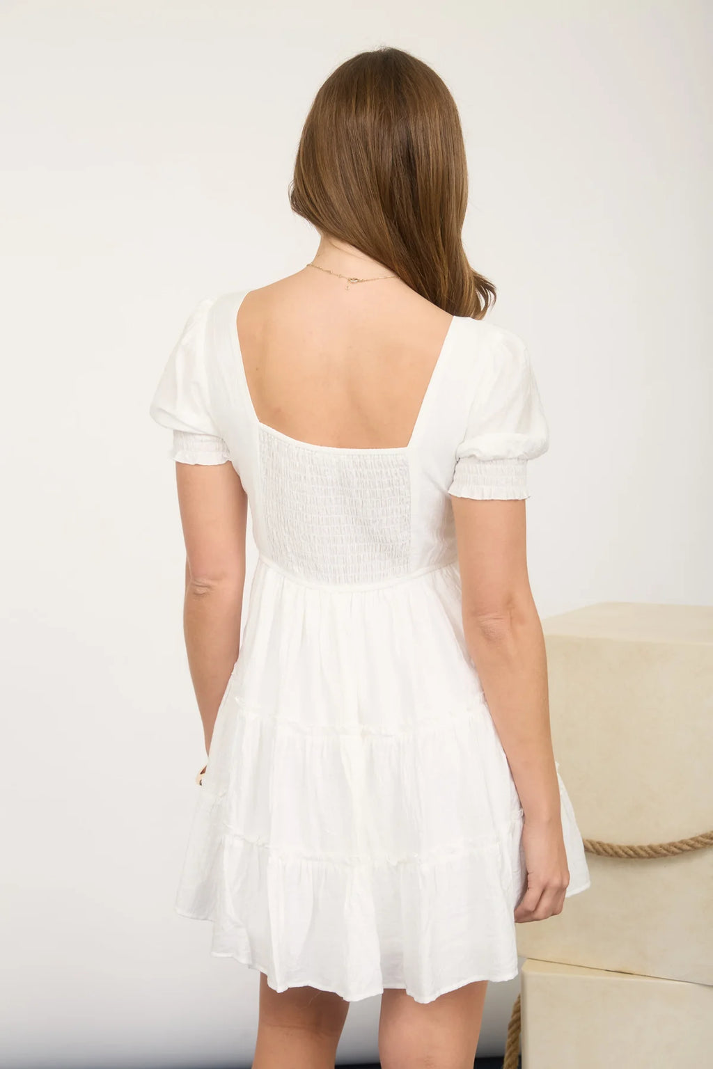 Vestido corto con mangas abullonadas y escote cuadrado