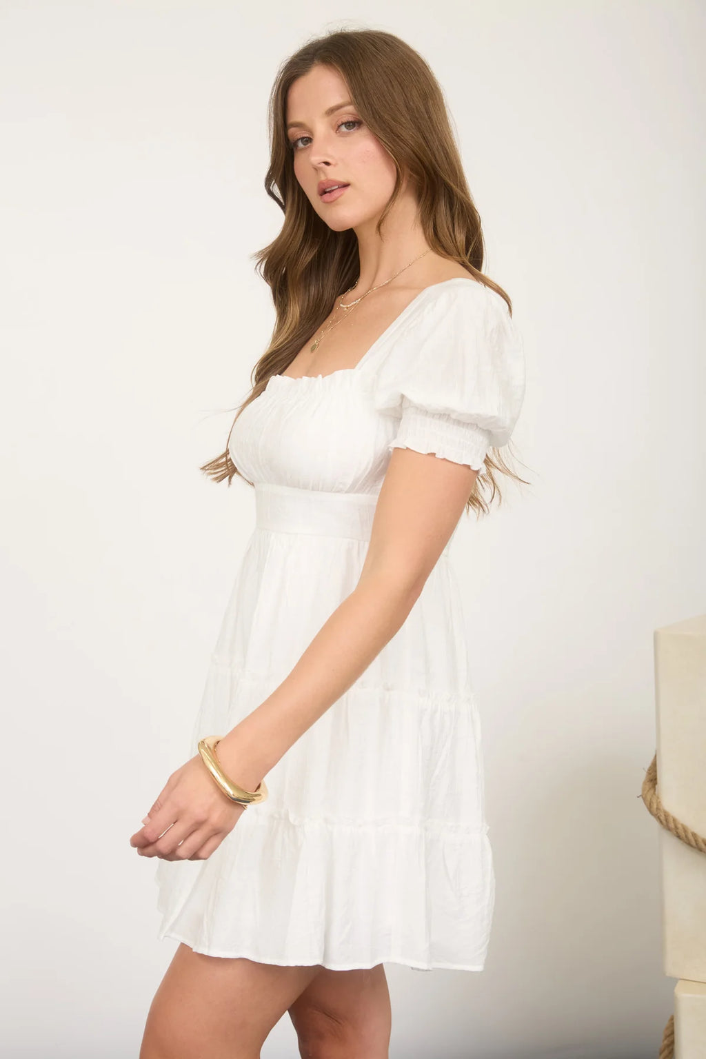Vestido corto con mangas abullonadas y escote cuadrado
