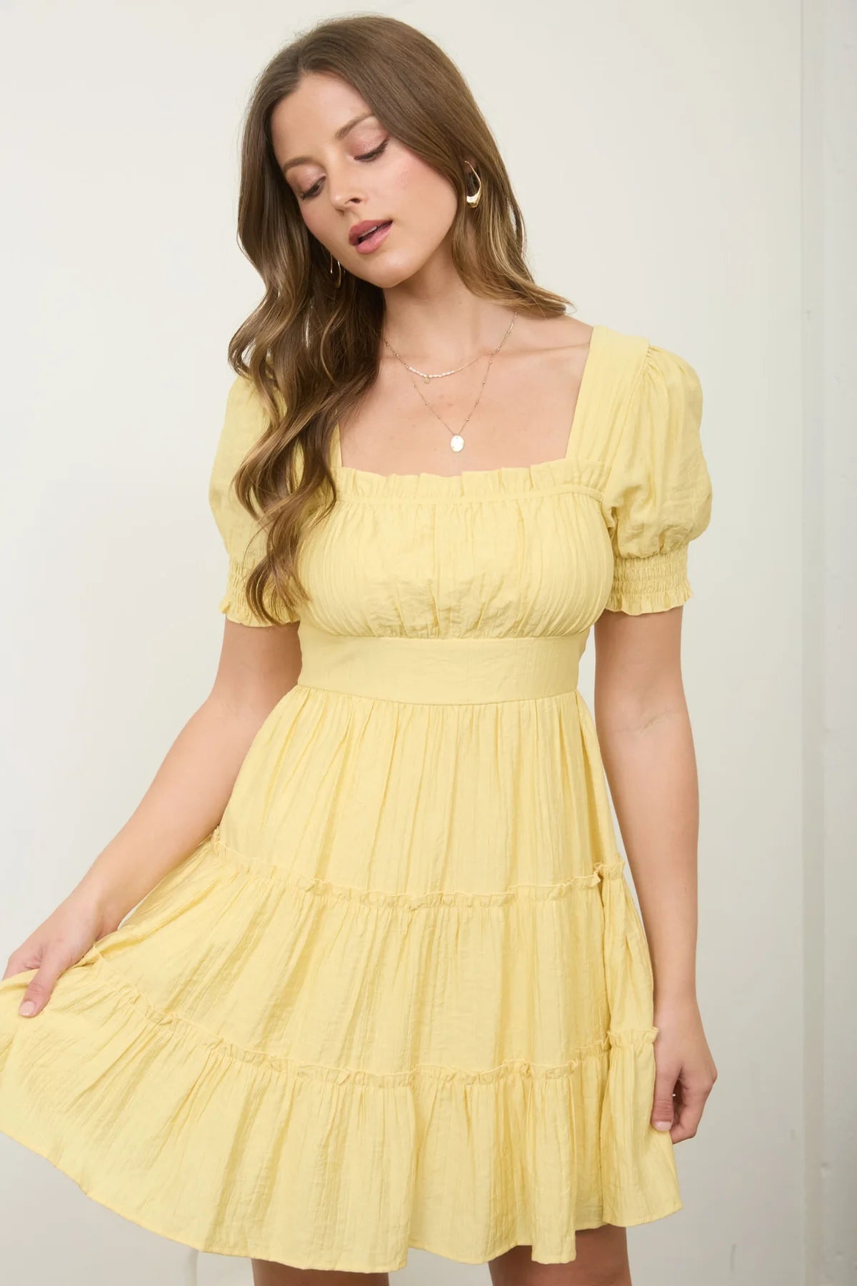 Vestido corto con mangas abullonadas y escote cuadrado