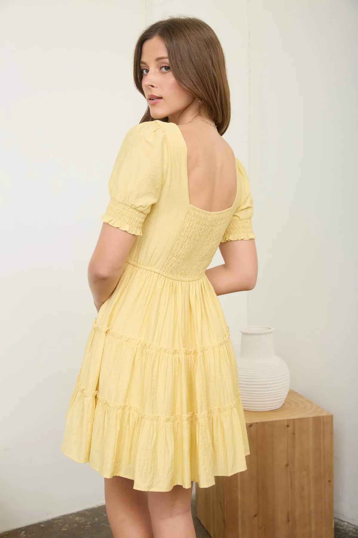 Vestido corto con mangas abullonadas y escote cuadrado