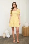 Vestido corto con mangas abullonadas y escote cuadrado