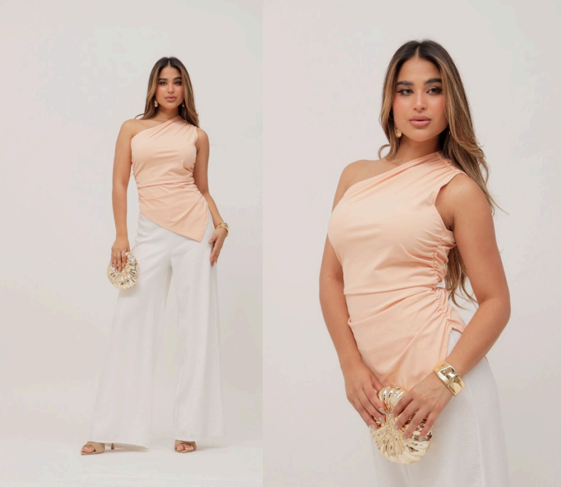 Blusa asimétrica con drapeado lateral y escote de un solo hombro