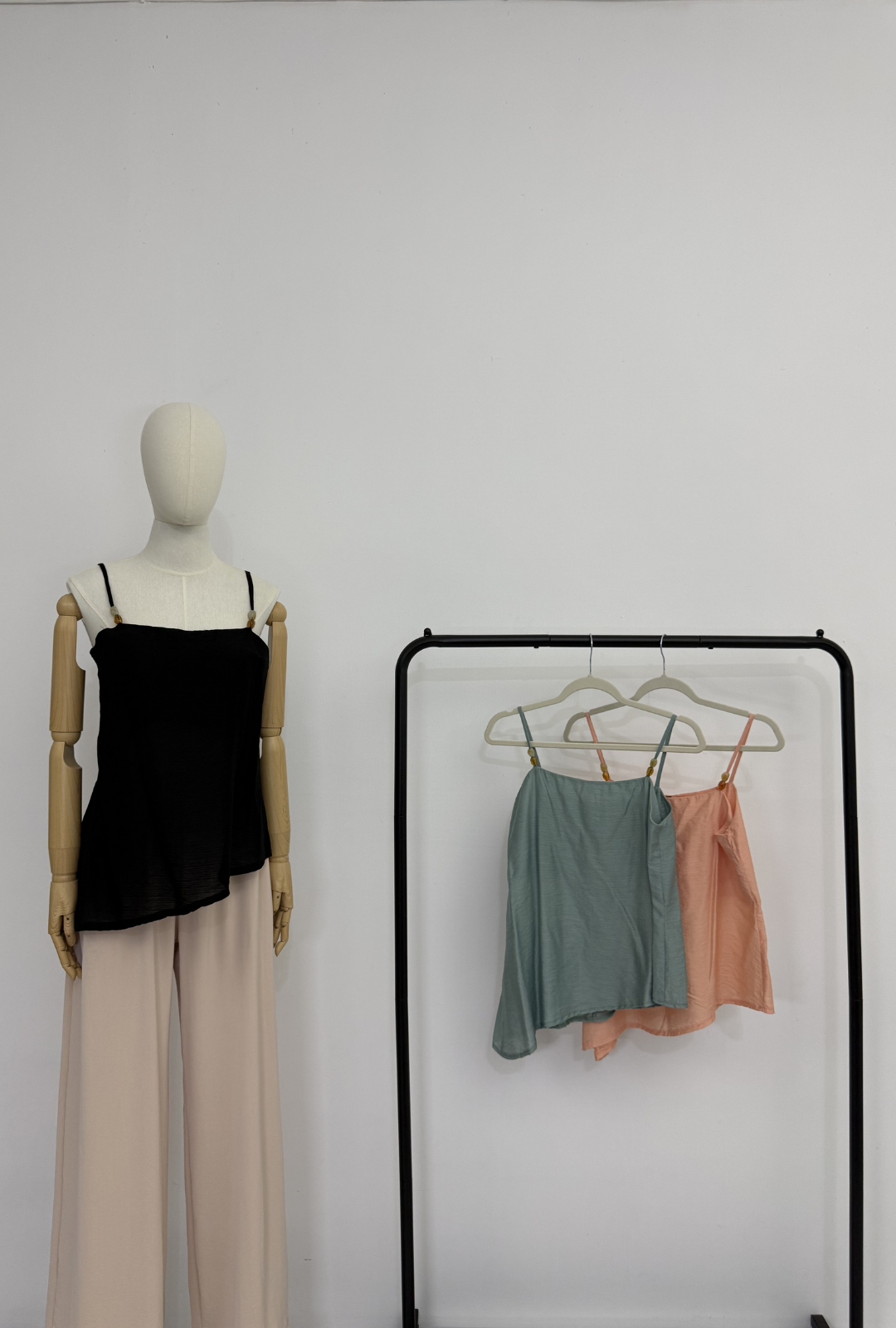 Blusa de tirantes con diseño asimétrico