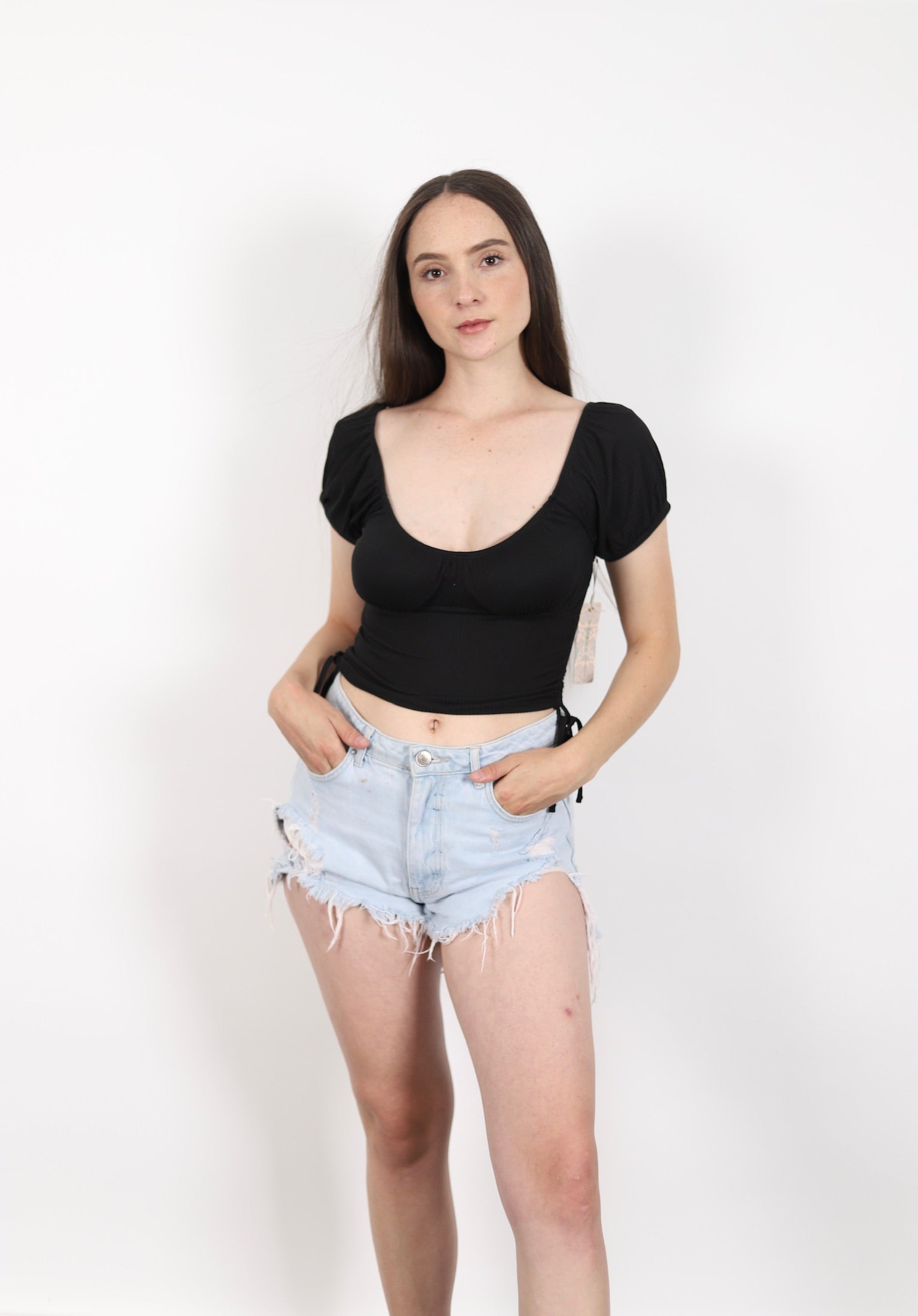 Blusa ajustada con mangas cortas y detalle fruncido