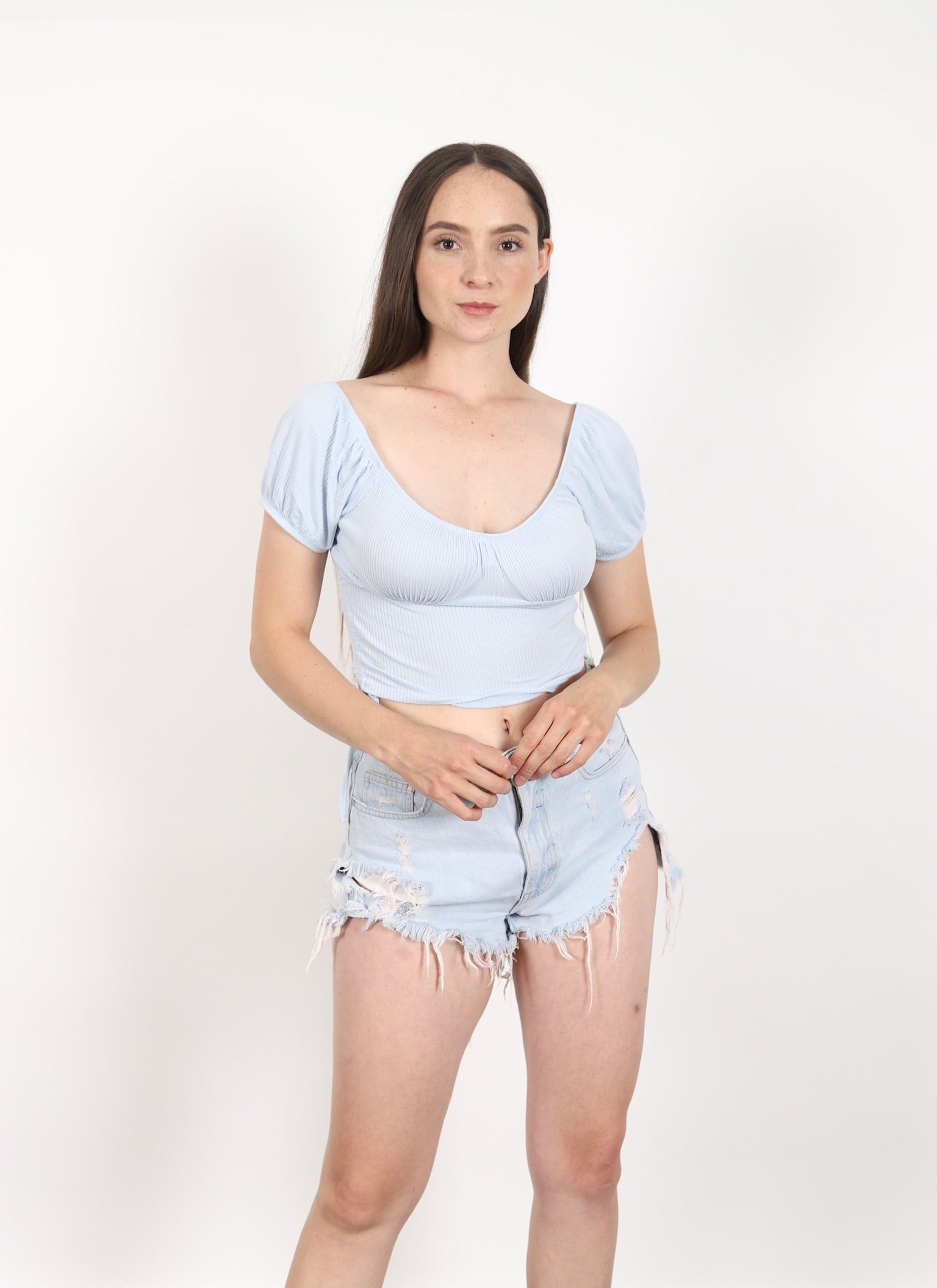 Blusa ajustada con mangas cortas y detalle fruncido