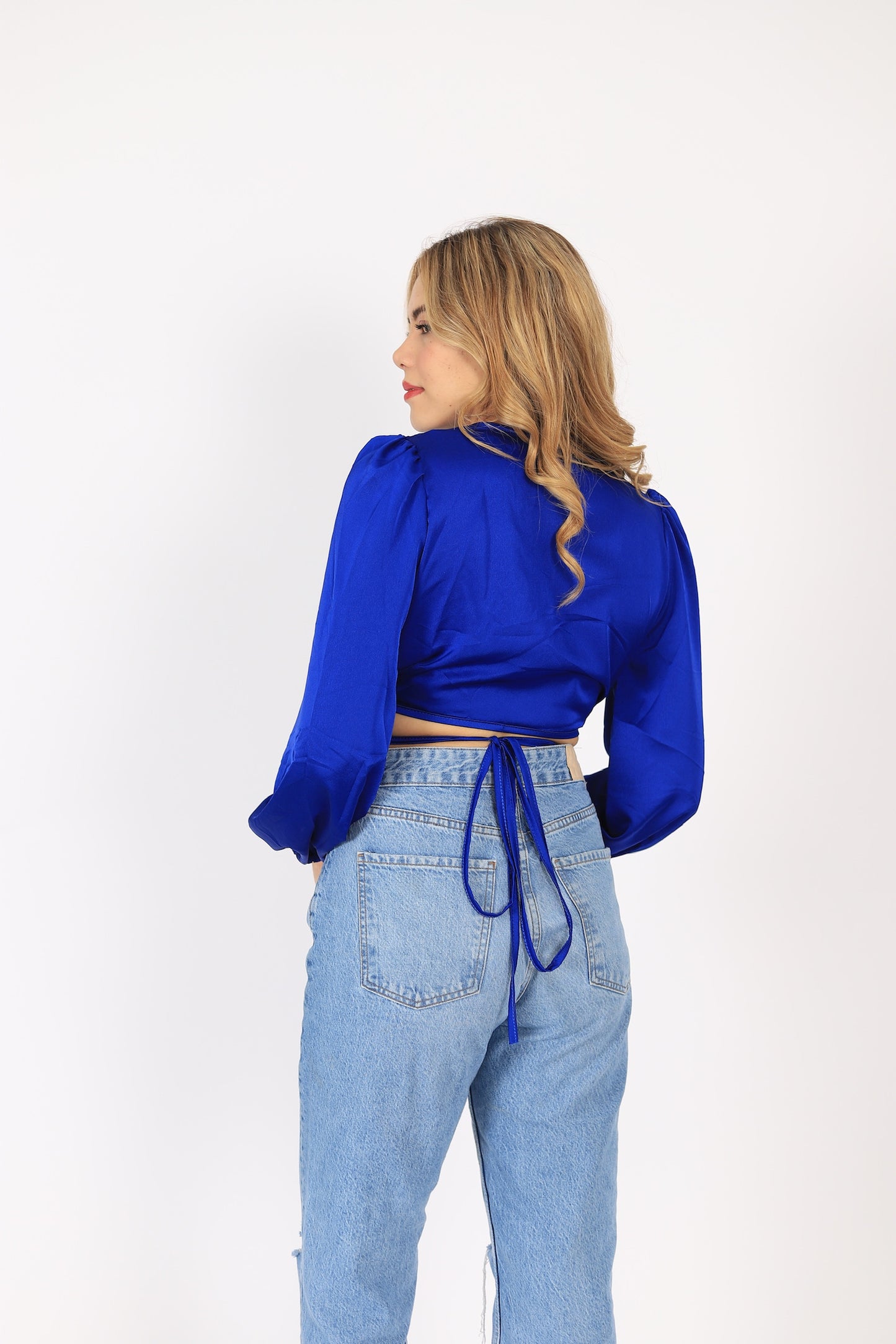 Blusa Satinada Azul con Lazo en la Espalda