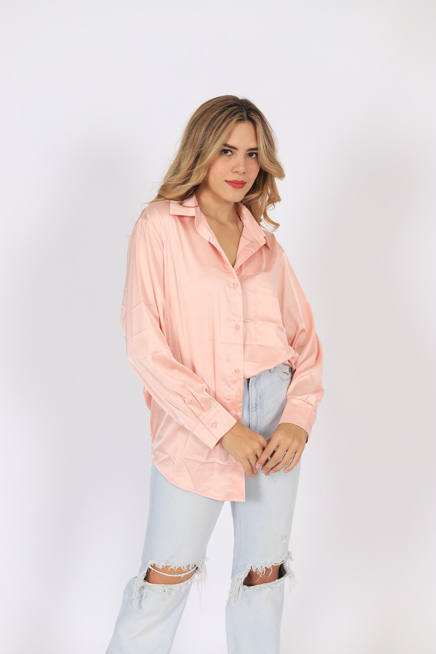 Blusa Satinada con Escote Abierto en Espalda