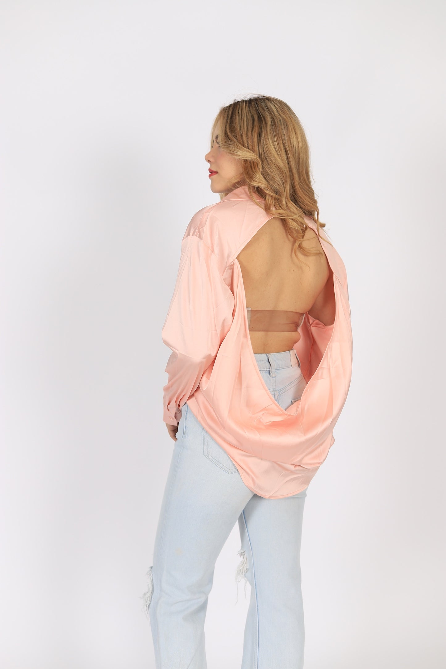 Blusa Satinada con Escote Abierto en Espalda