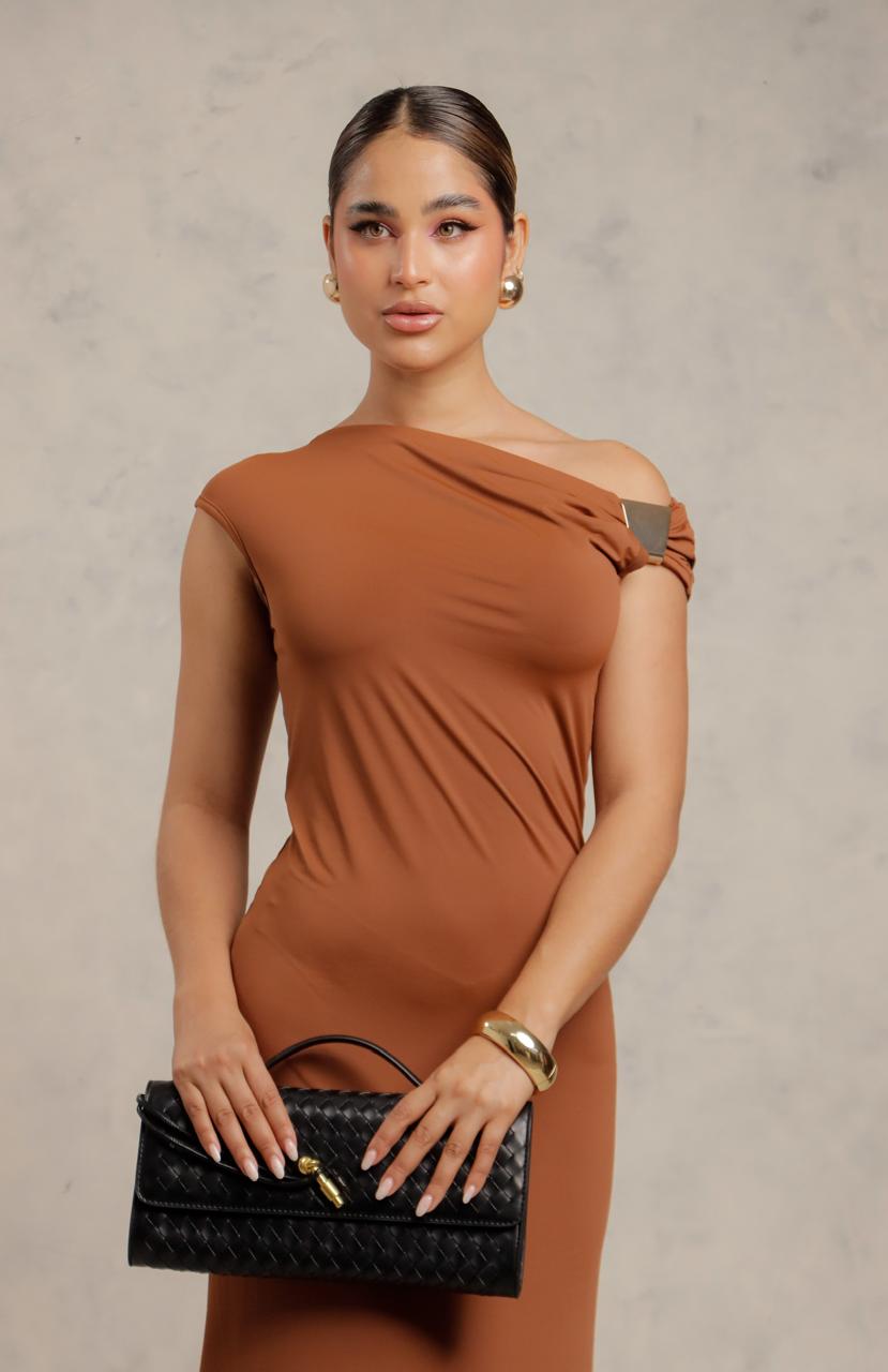 Vestido largo con diseño asimétrico y detalle metálico