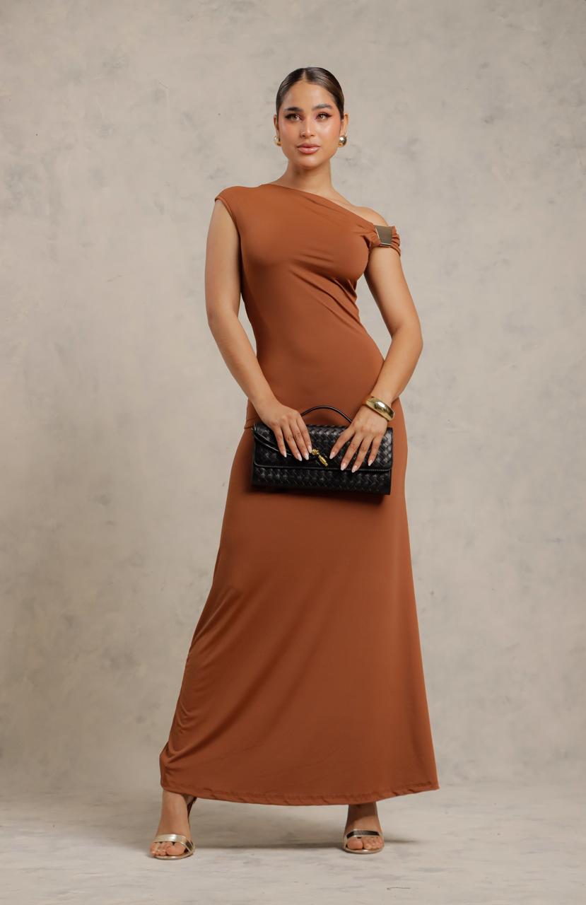 Vestido largo con diseño asimétrico y detalle metálico