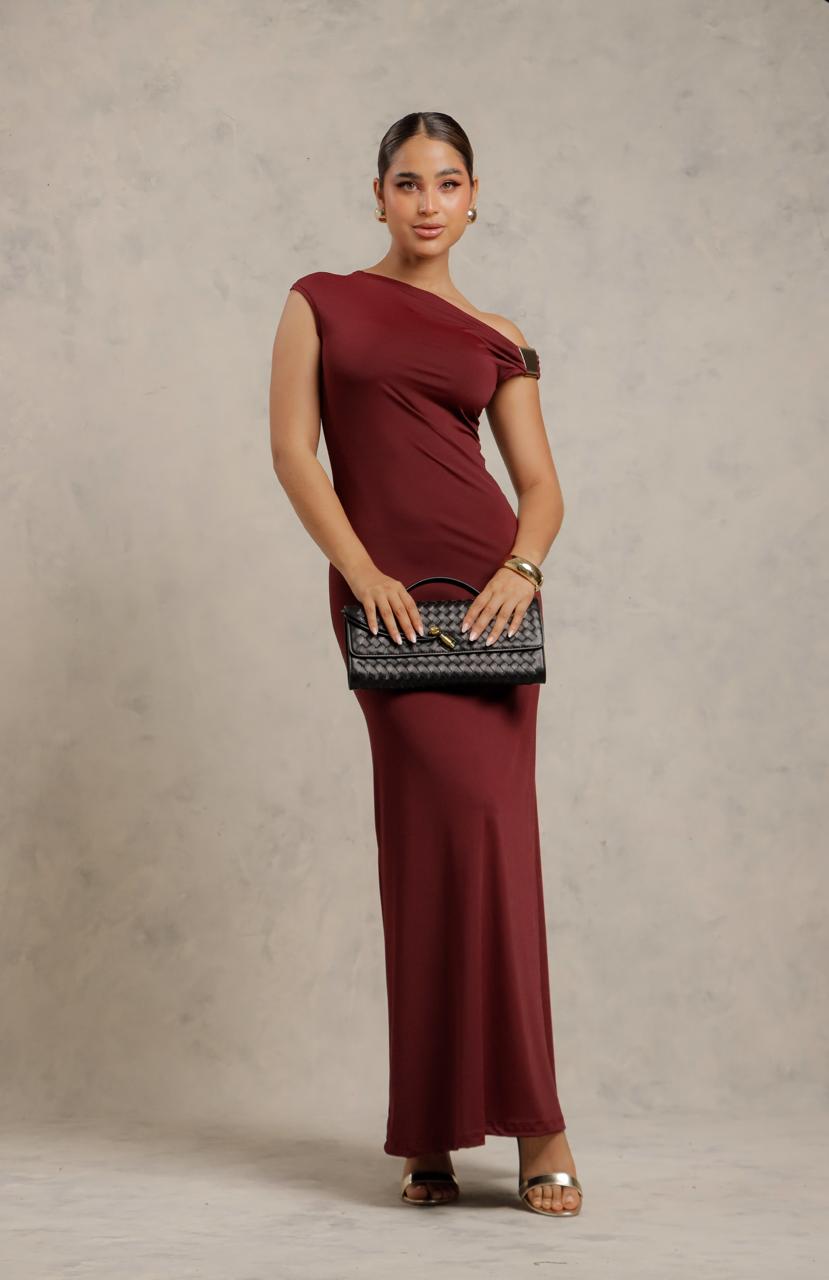 Vestido largo con diseño asimétrico y detalle metálico