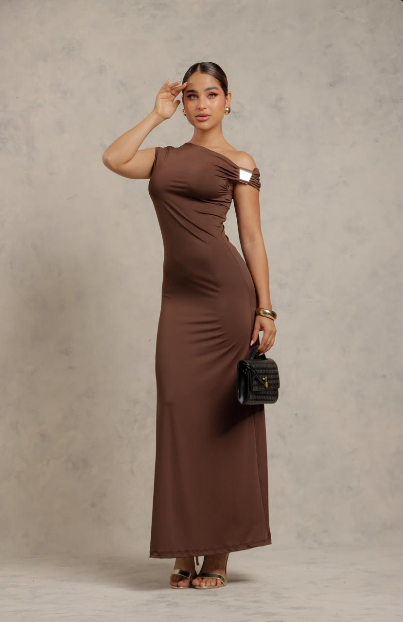 Vestido largo con diseño asimétrico y detalle metálico