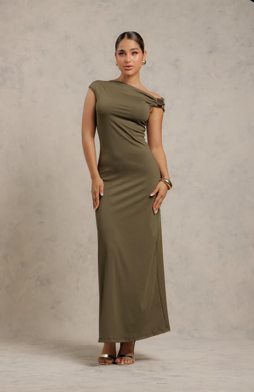 Vestido largo con diseño asimétrico y detalle metálico