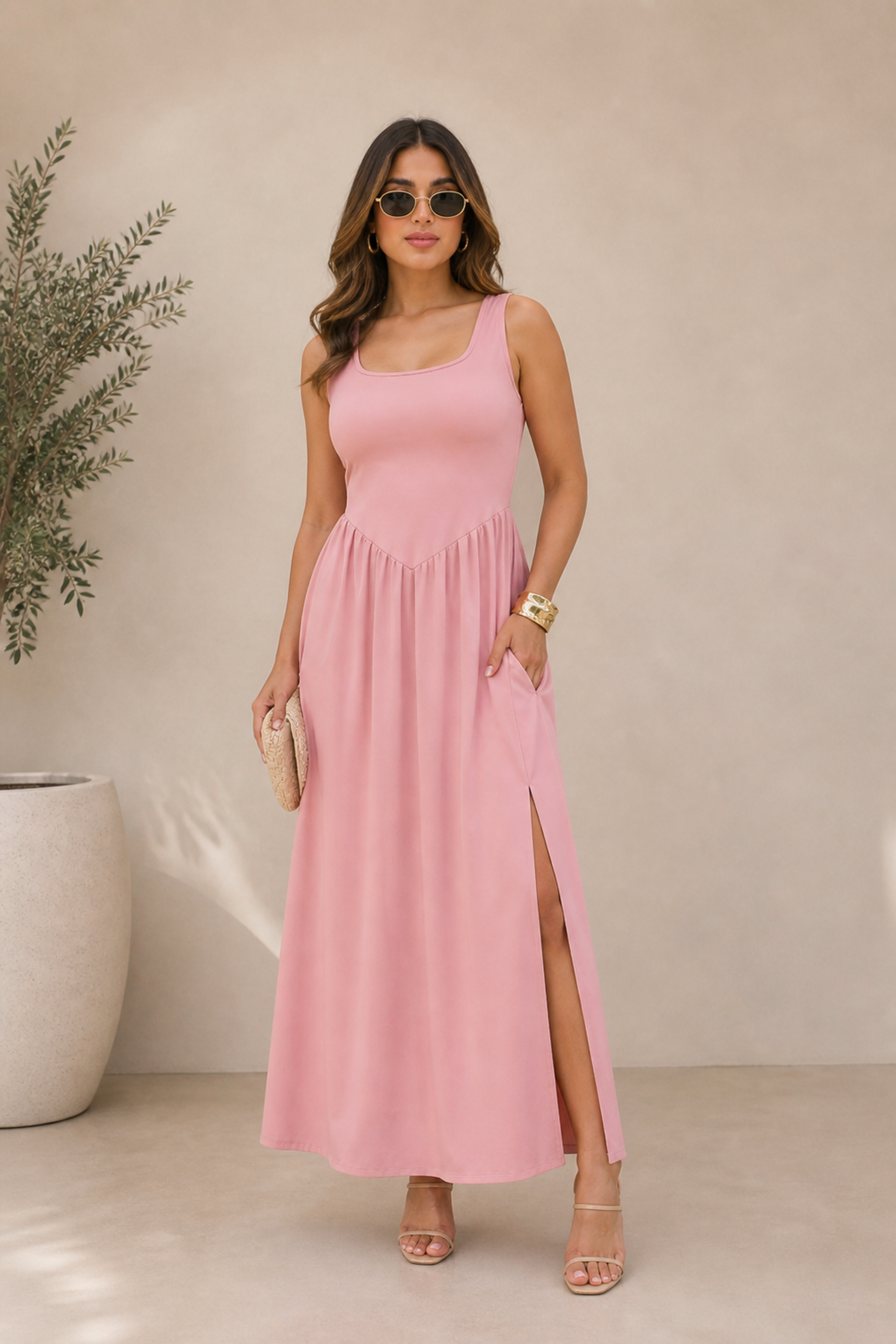 Vestido largo fluido con abertura lateral