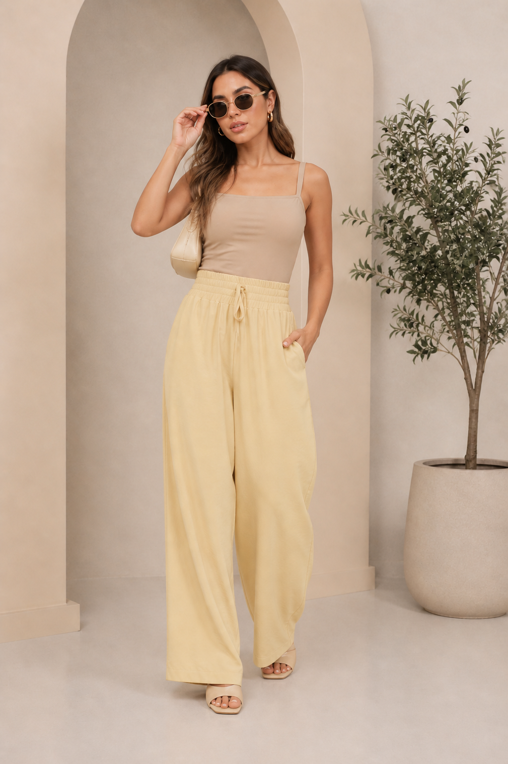 Pantalón de pierna amplia con pretina elástica y jareta