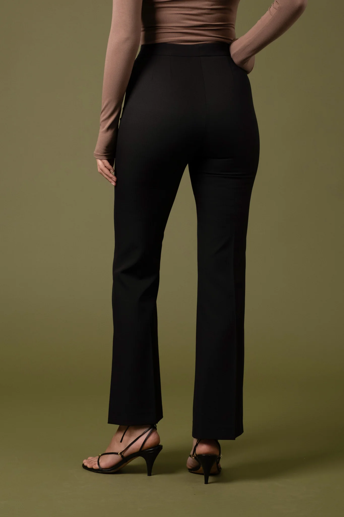 Pantalón flare con abertura en tobillo