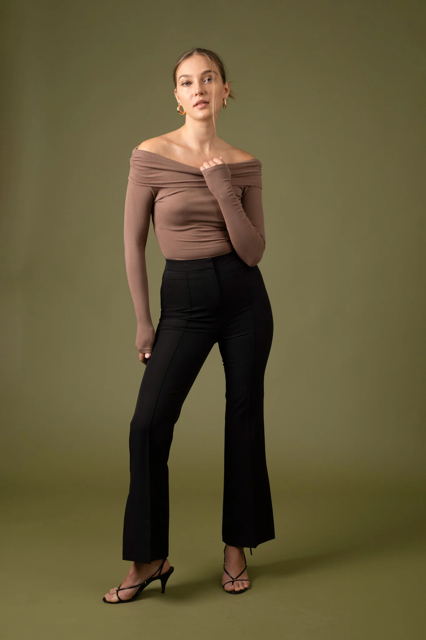 Pantalón flare con abertura en tobillo