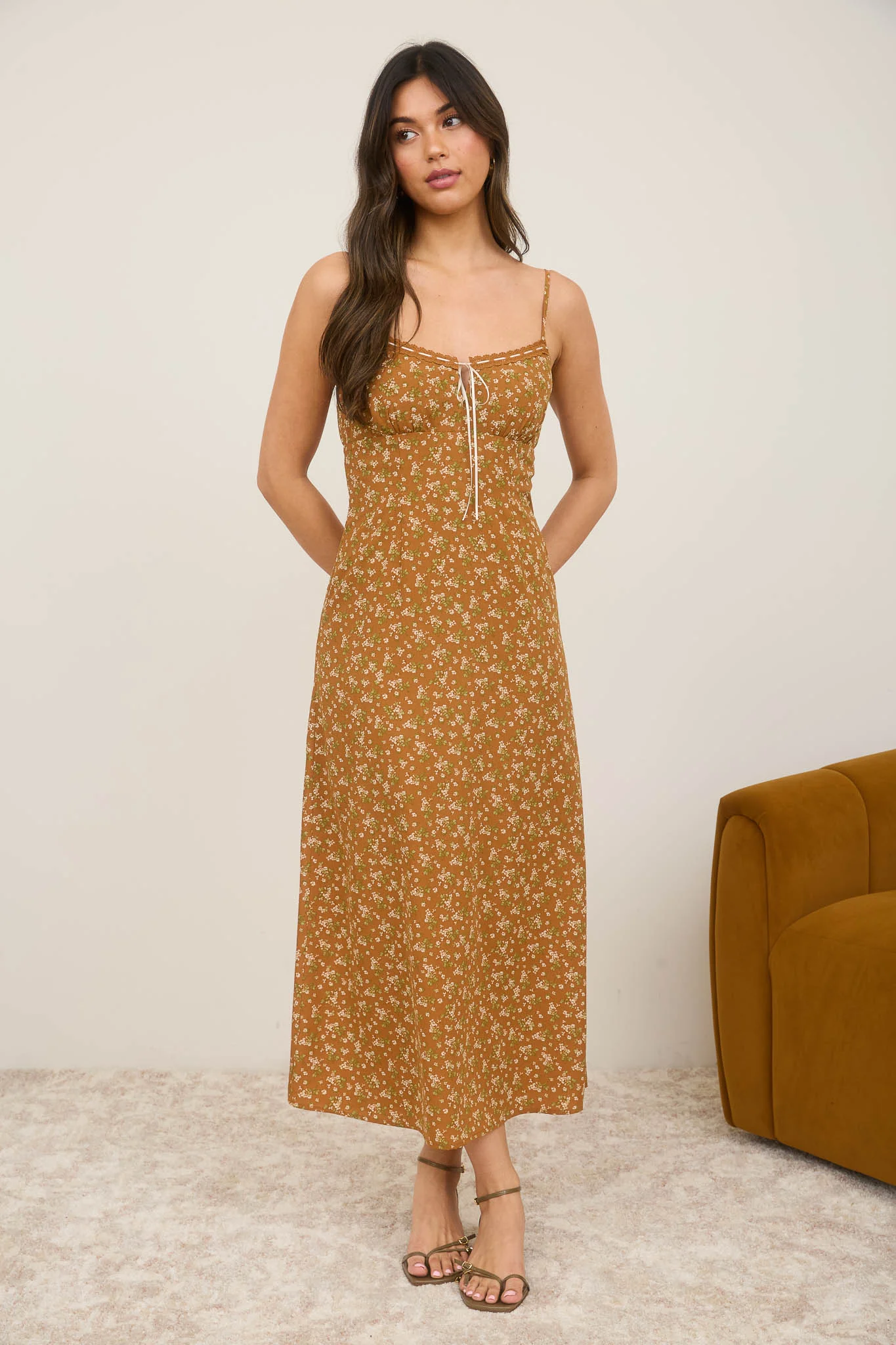 Vestido midi con tirantes delgados y estampado floral