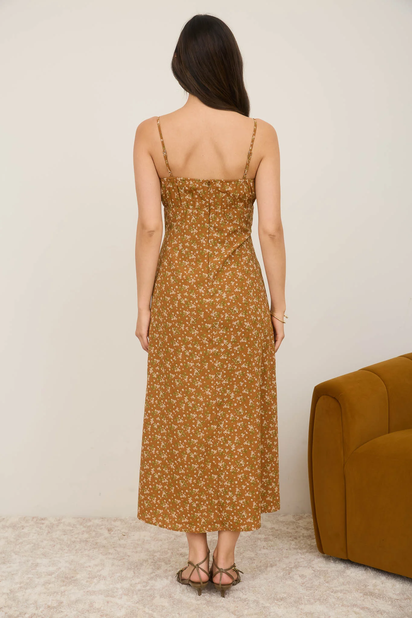 Vestido midi con tirantes delgados y estampado floral
