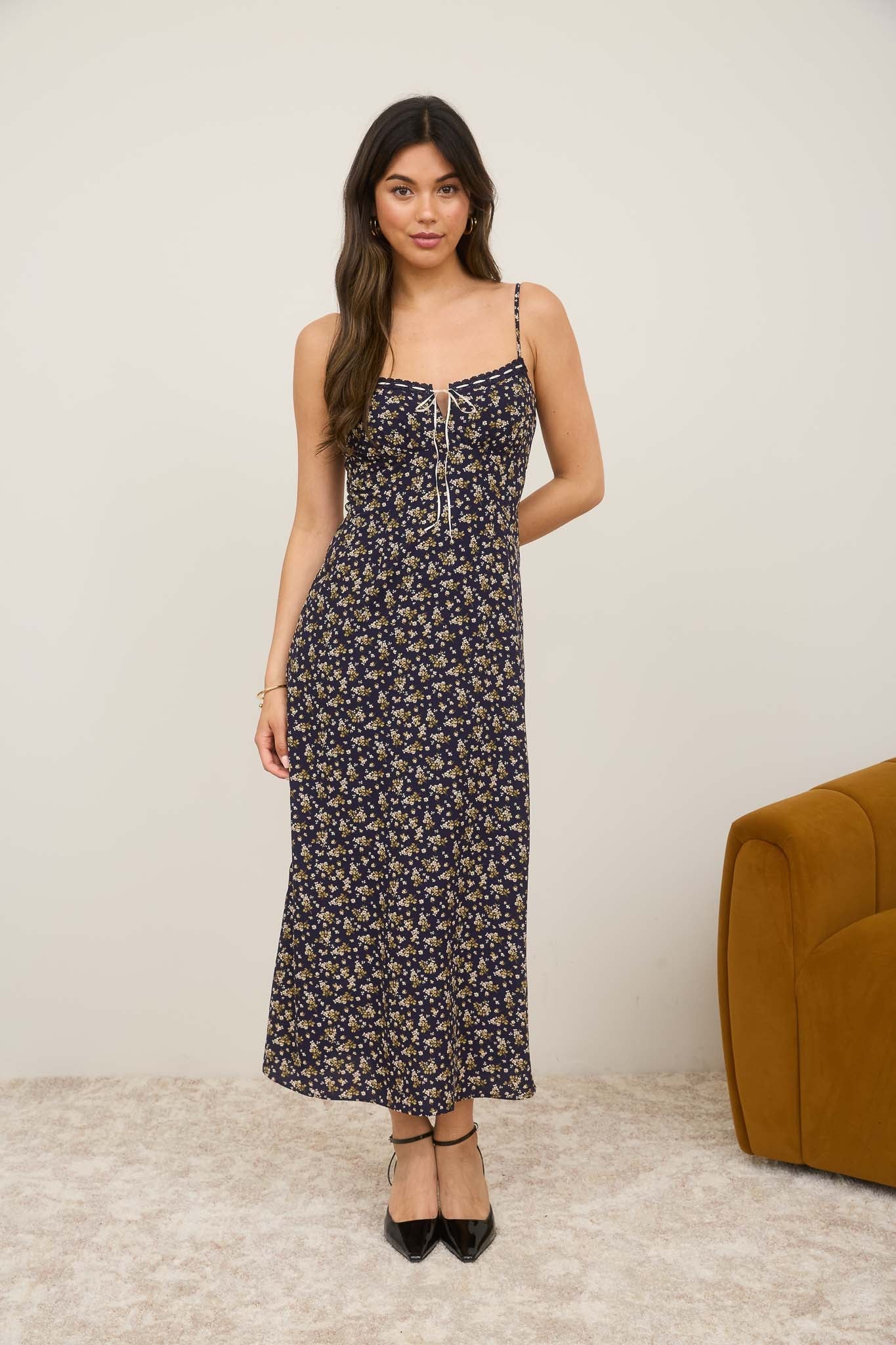 Vestido midi con tirantes delgados y estampado floral
