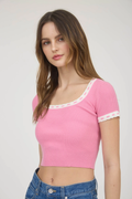Top con detalle trenzado en escote