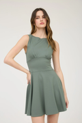 Vestido corto fit & flare con escote cerrado