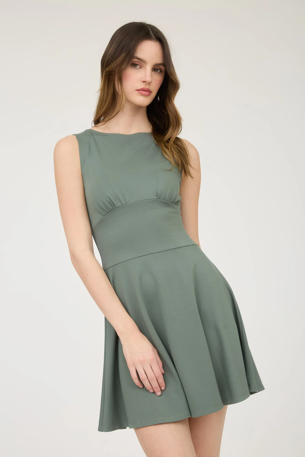 Vestido corto fit & flare con escote cerrado