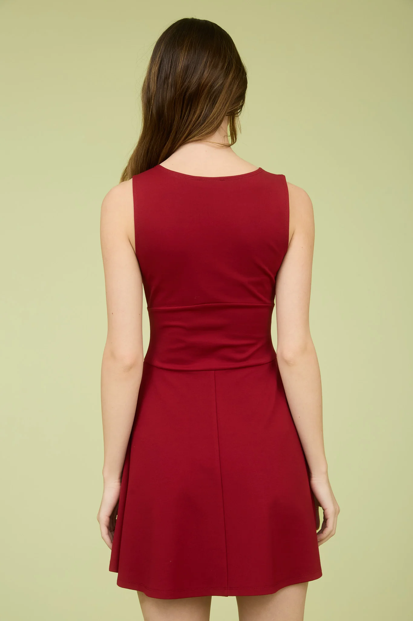 Vestido corto fit & flare con escote cerrado