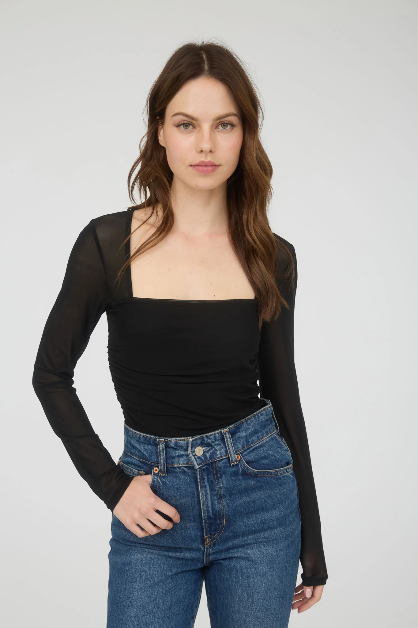 Blusa manga larga con escote cuadrado y fruncido lateral