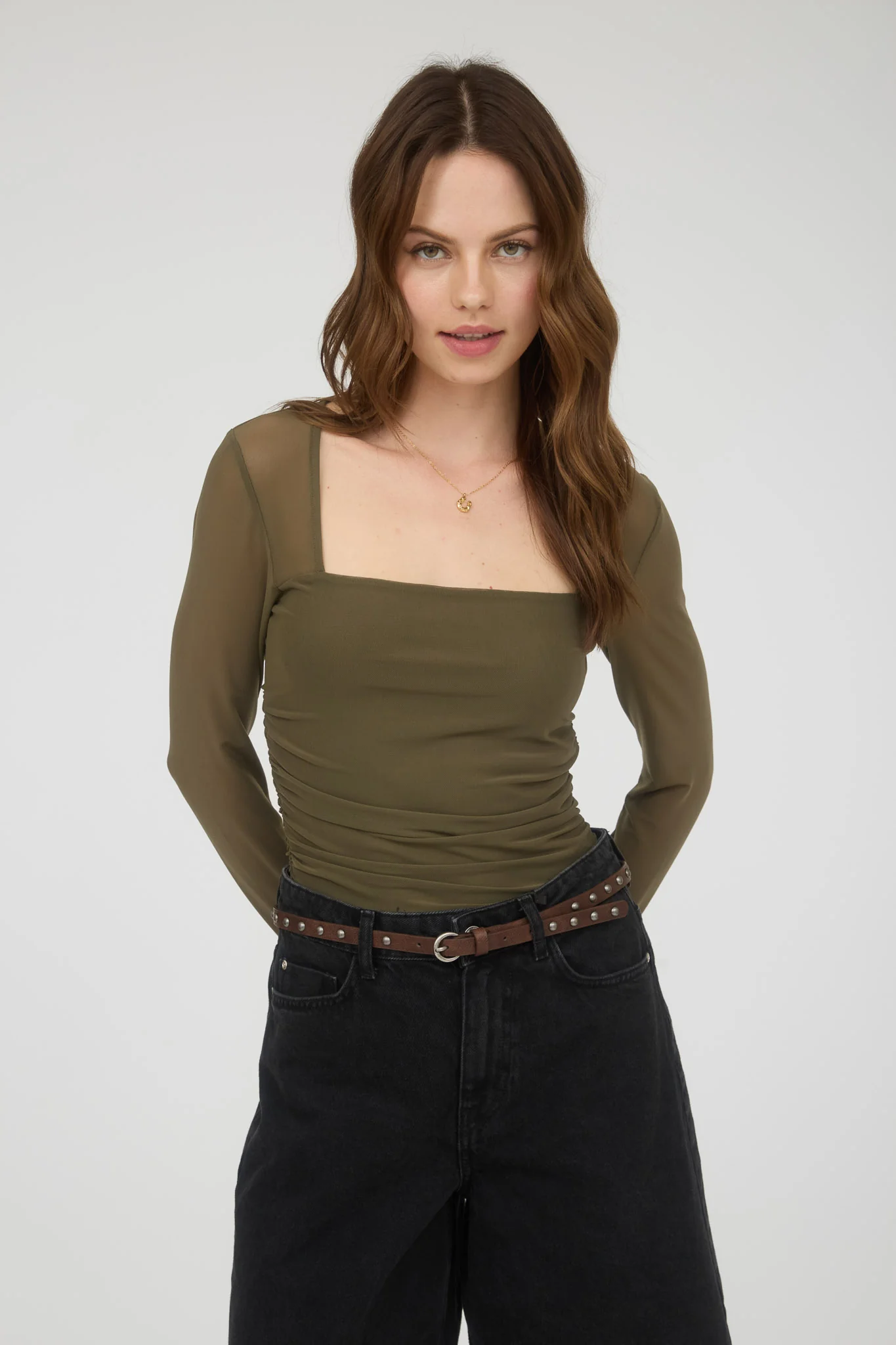 Blusa manga larga con escote cuadrado y fruncido lateral