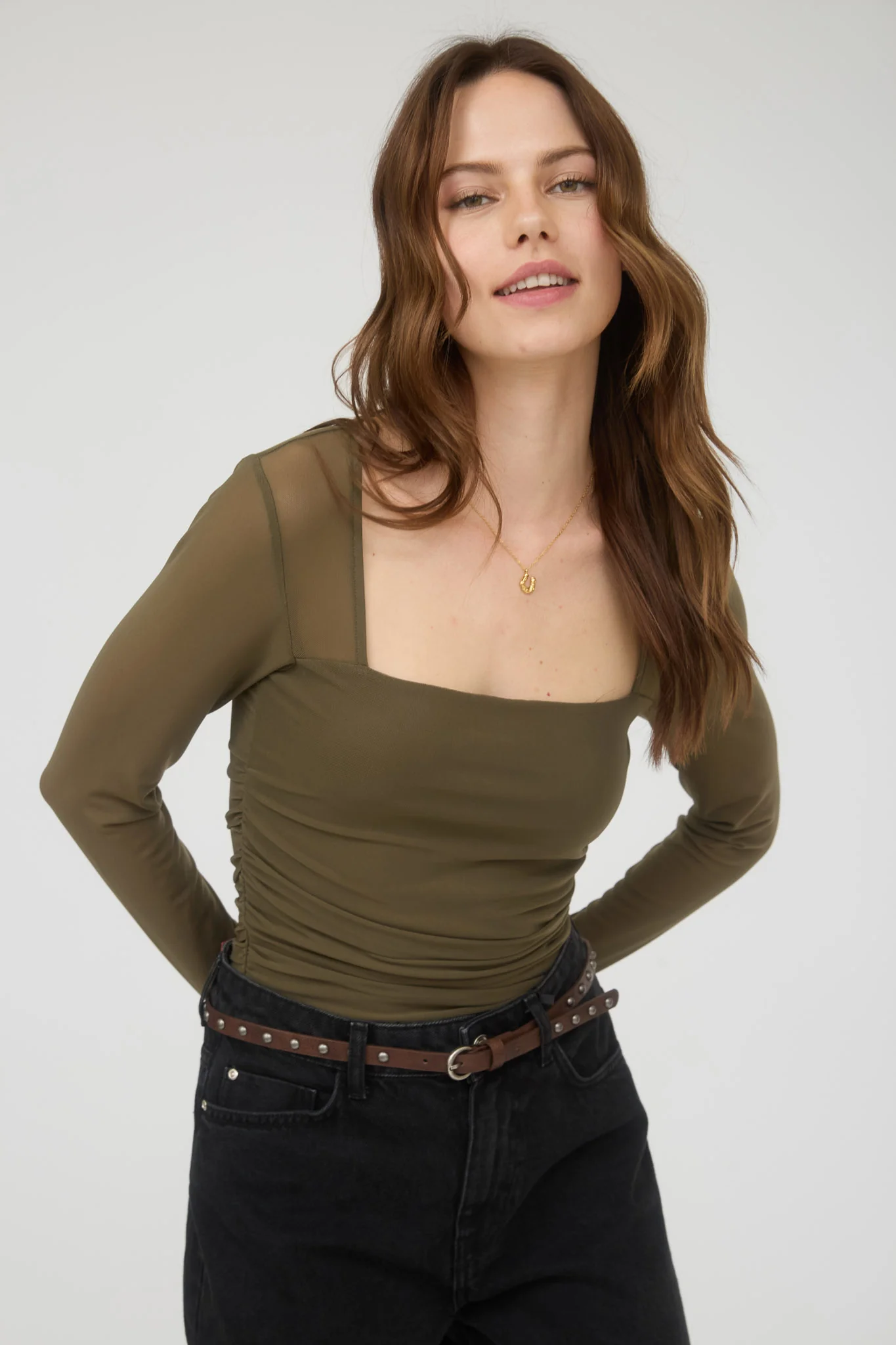Blusa manga larga con escote cuadrado y fruncido lateral