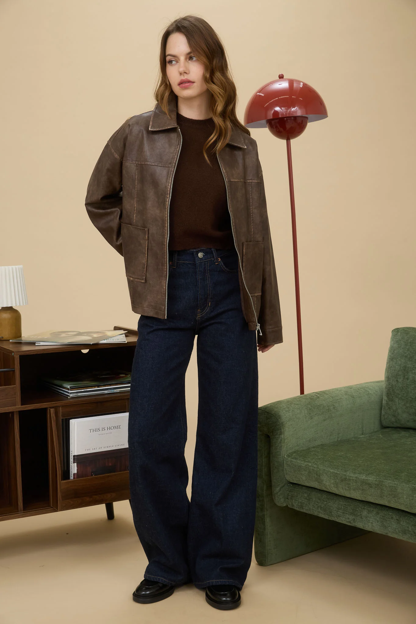 Chamarra de piel estilo oversized con corte moderno