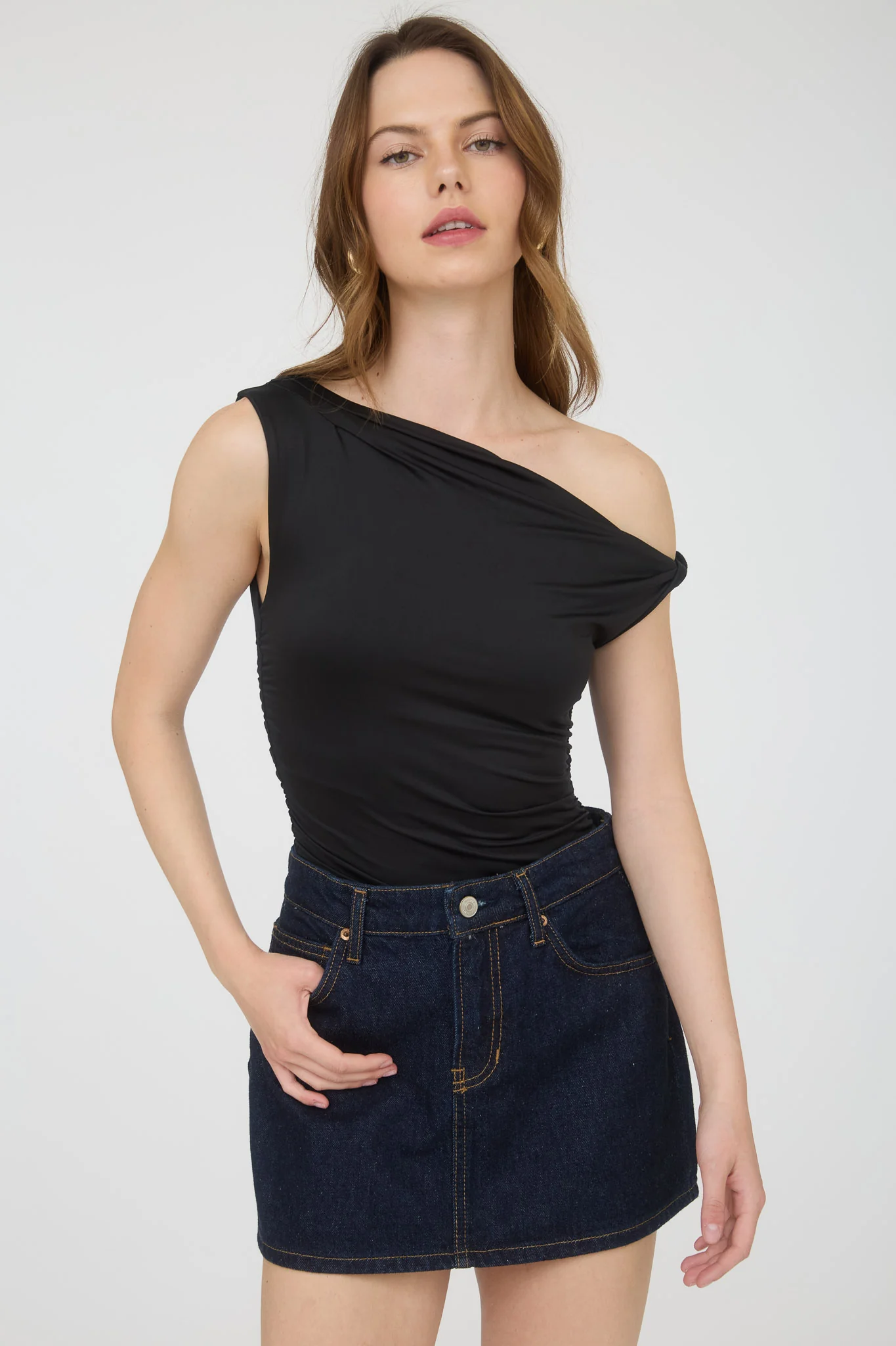 Blusa de licra sin mangas con hombro descubierto