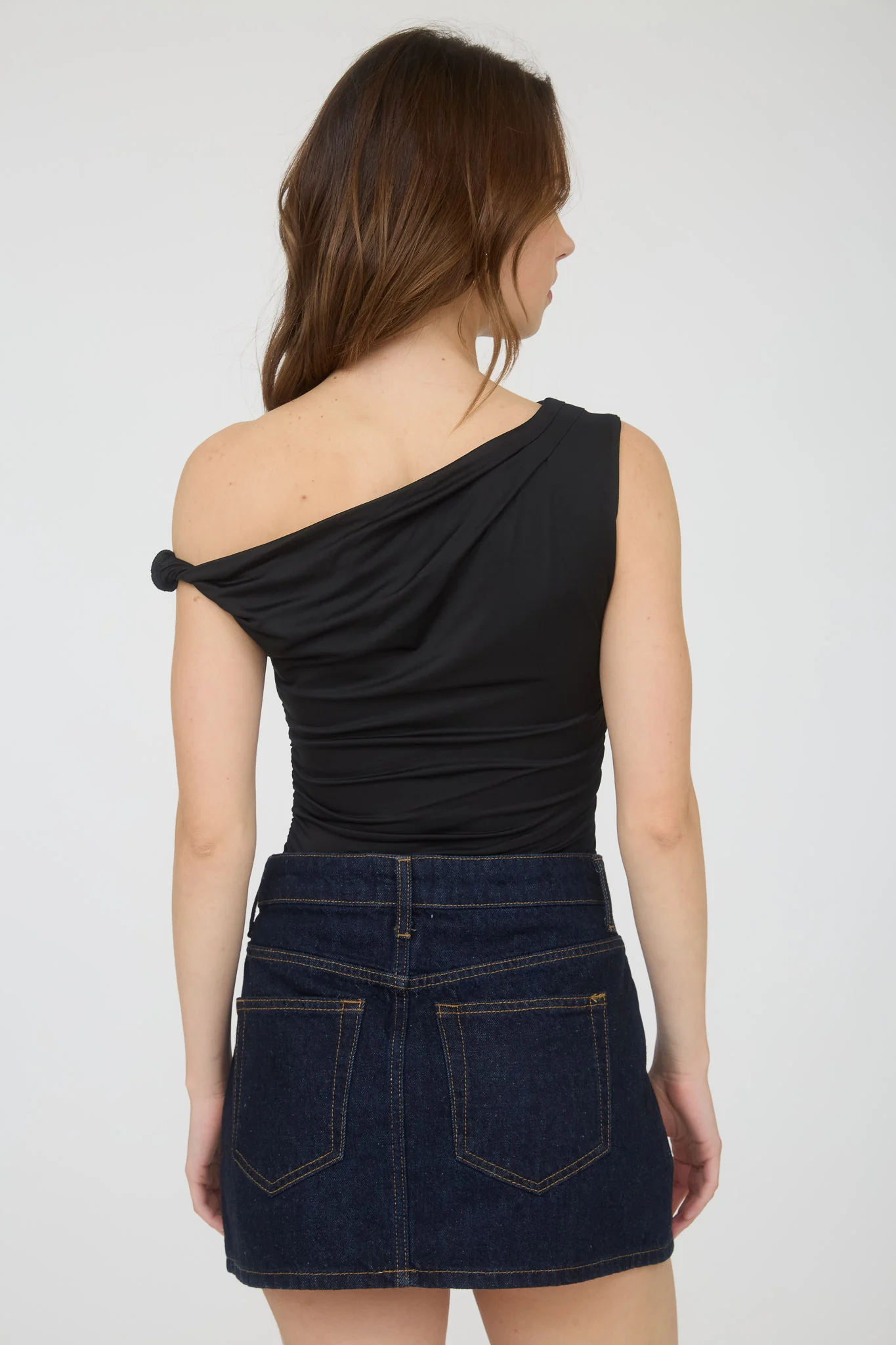 Blusa de licra sin mangas con hombro descubierto