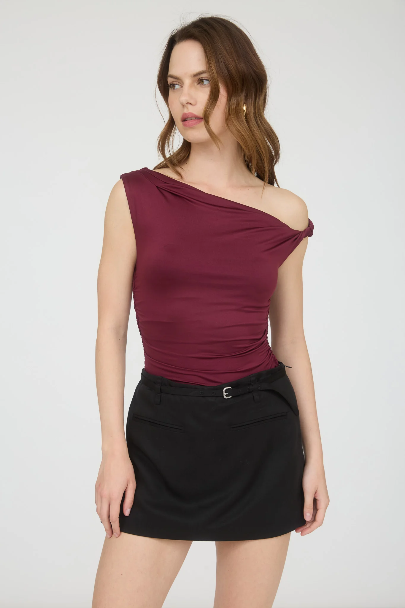 Blusa de licra sin mangas con hombro descubierto
