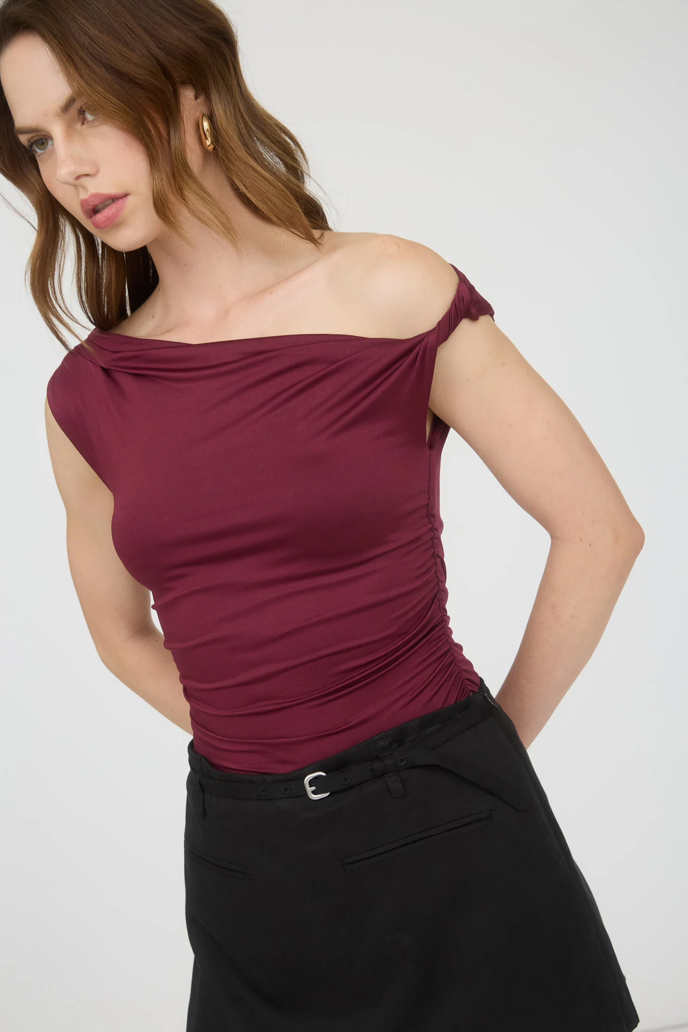 Blusa de licra sin mangas con hombro descubierto