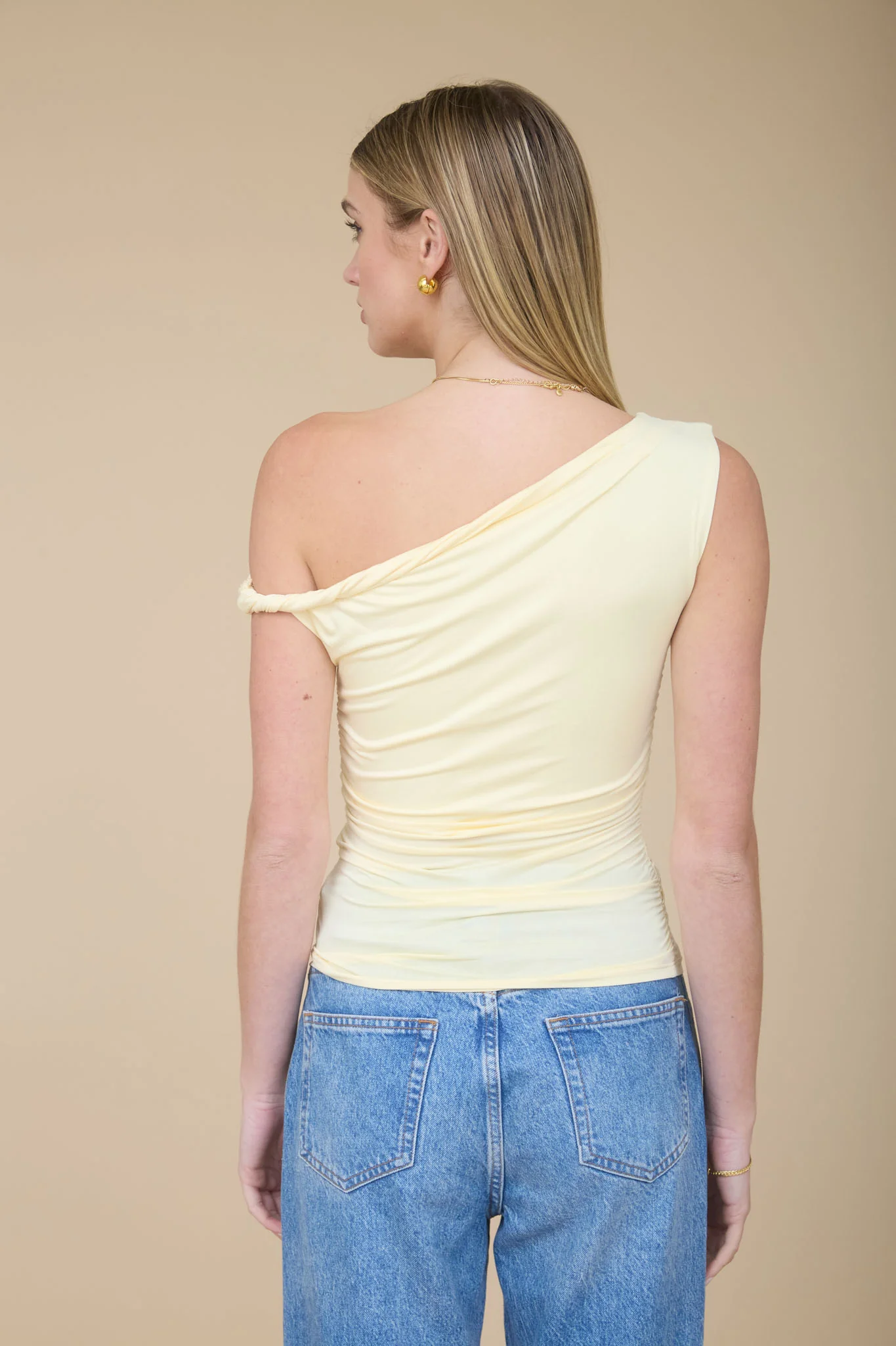 Blusa asimétrica con detalle drapeado