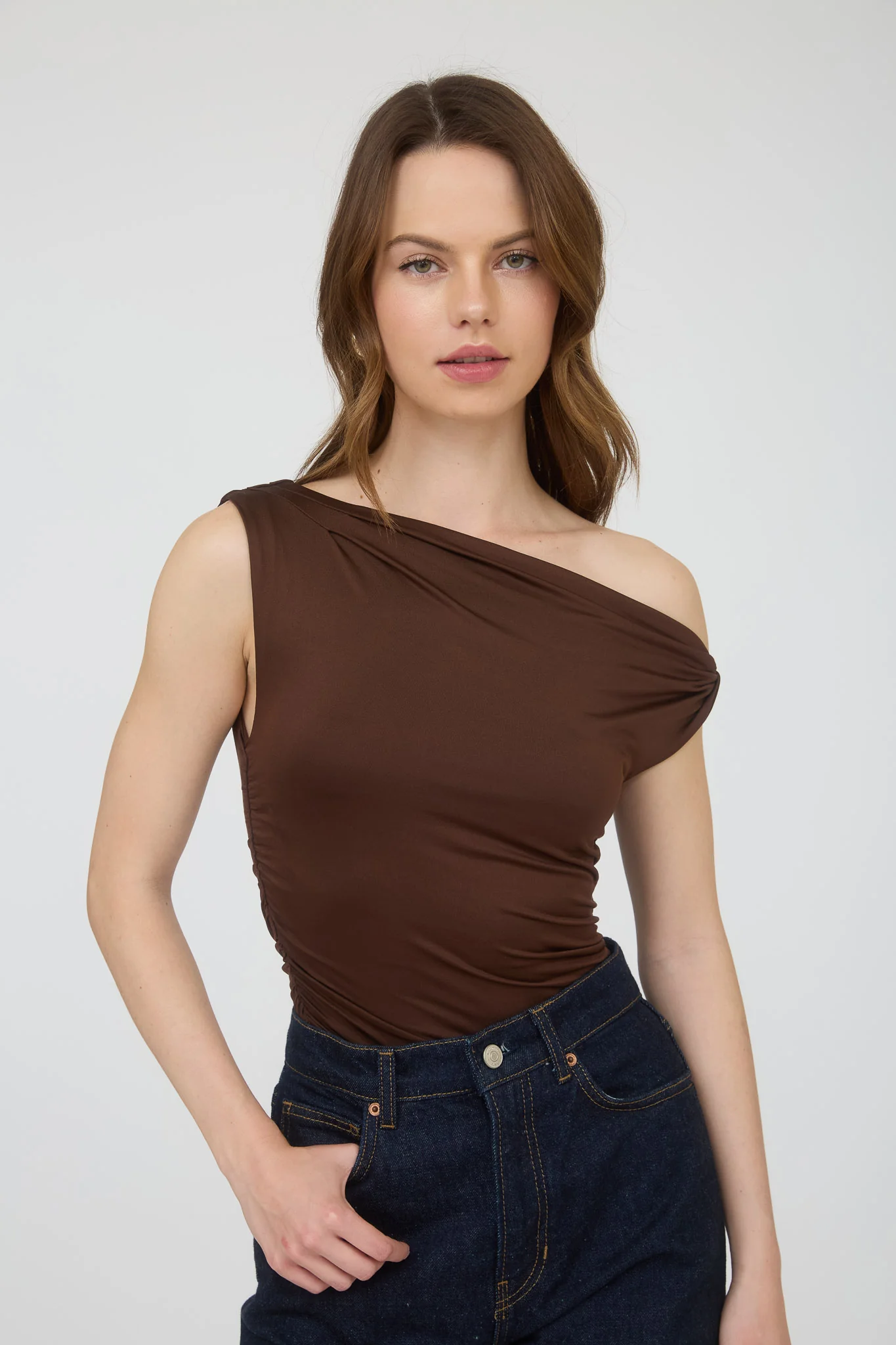 Blusa de licra sin mangas con hombro descubierto
