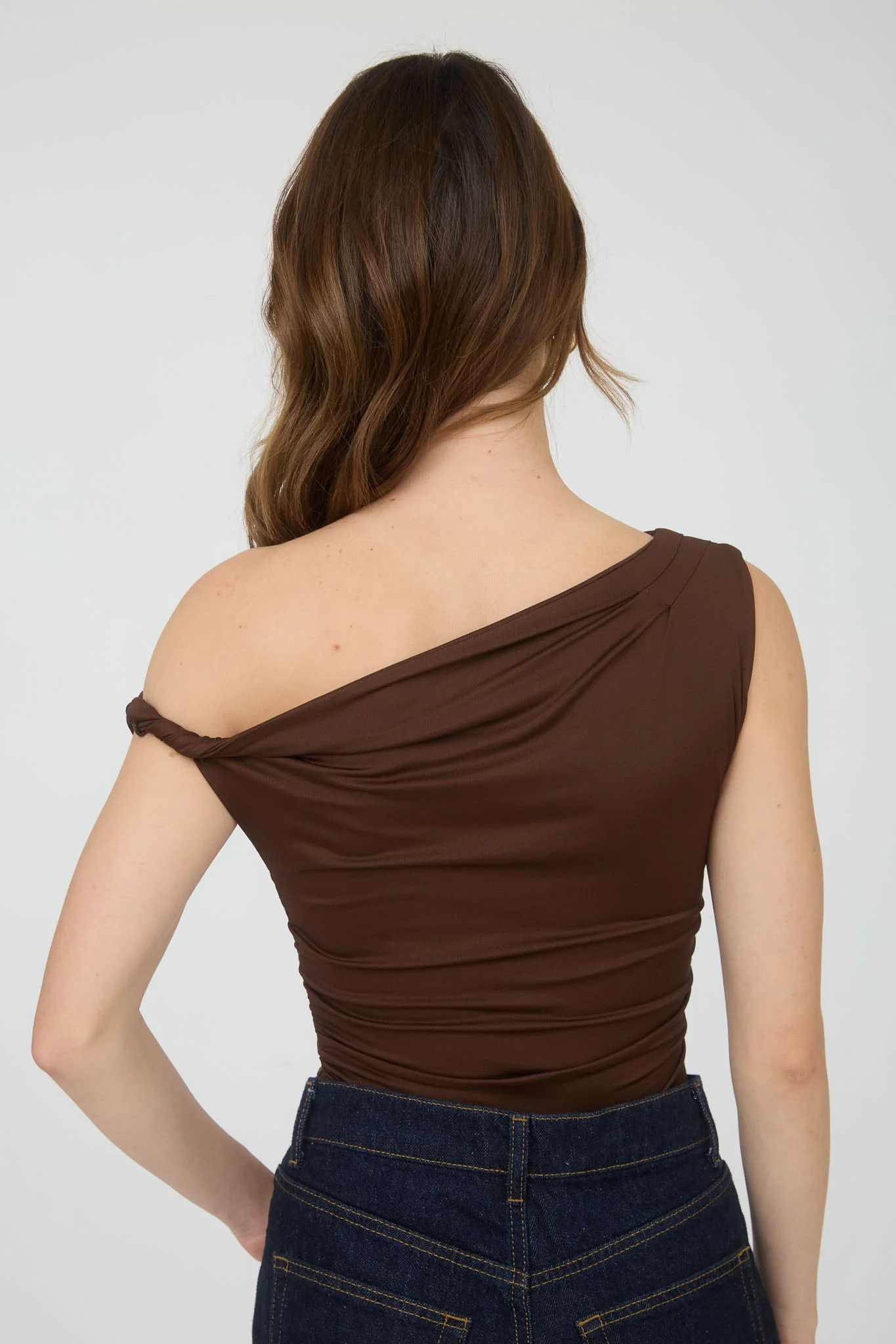Blusa de licra sin mangas con hombro descubierto