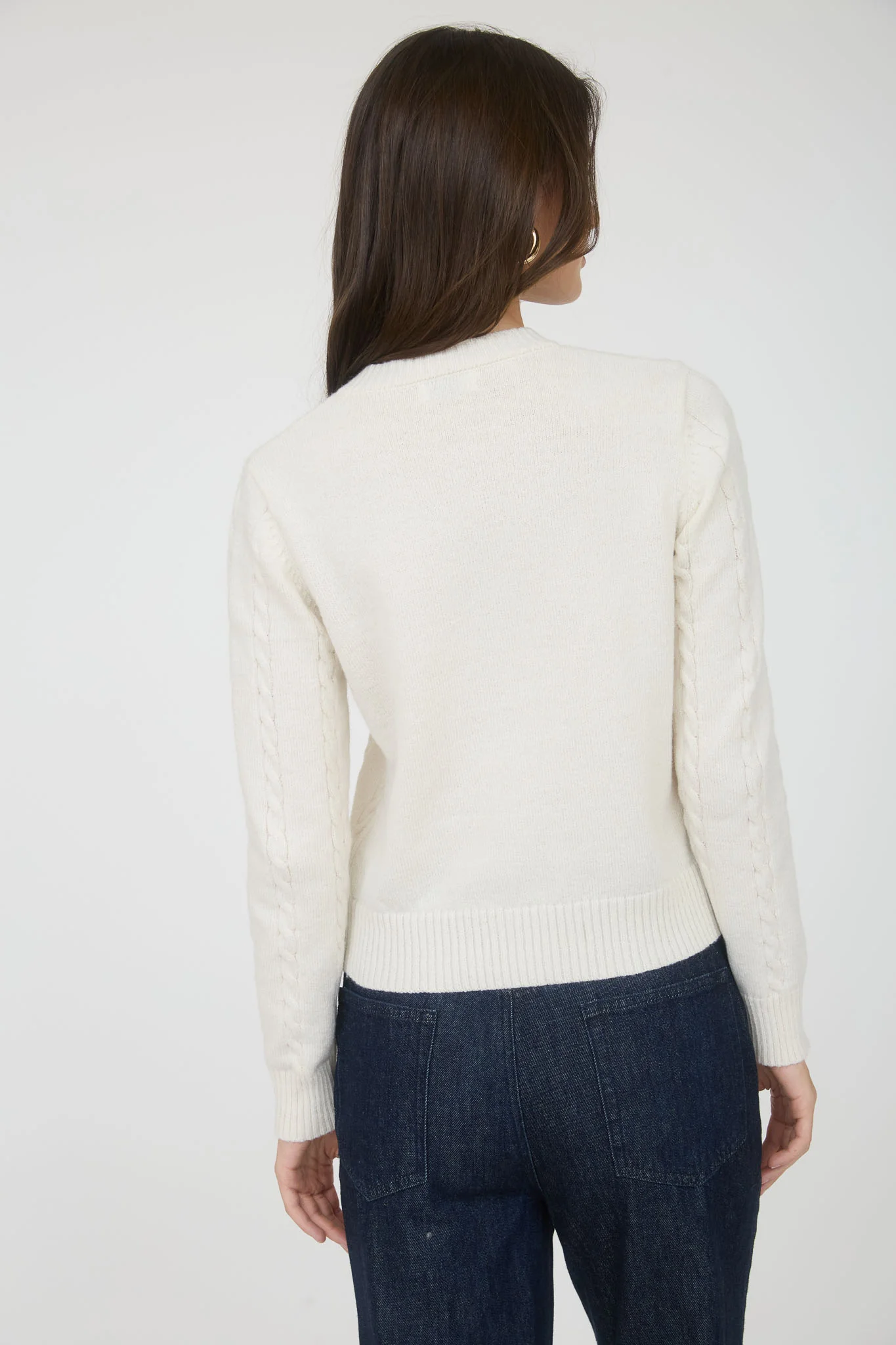 Suéter tejido con botones y bordado elegante