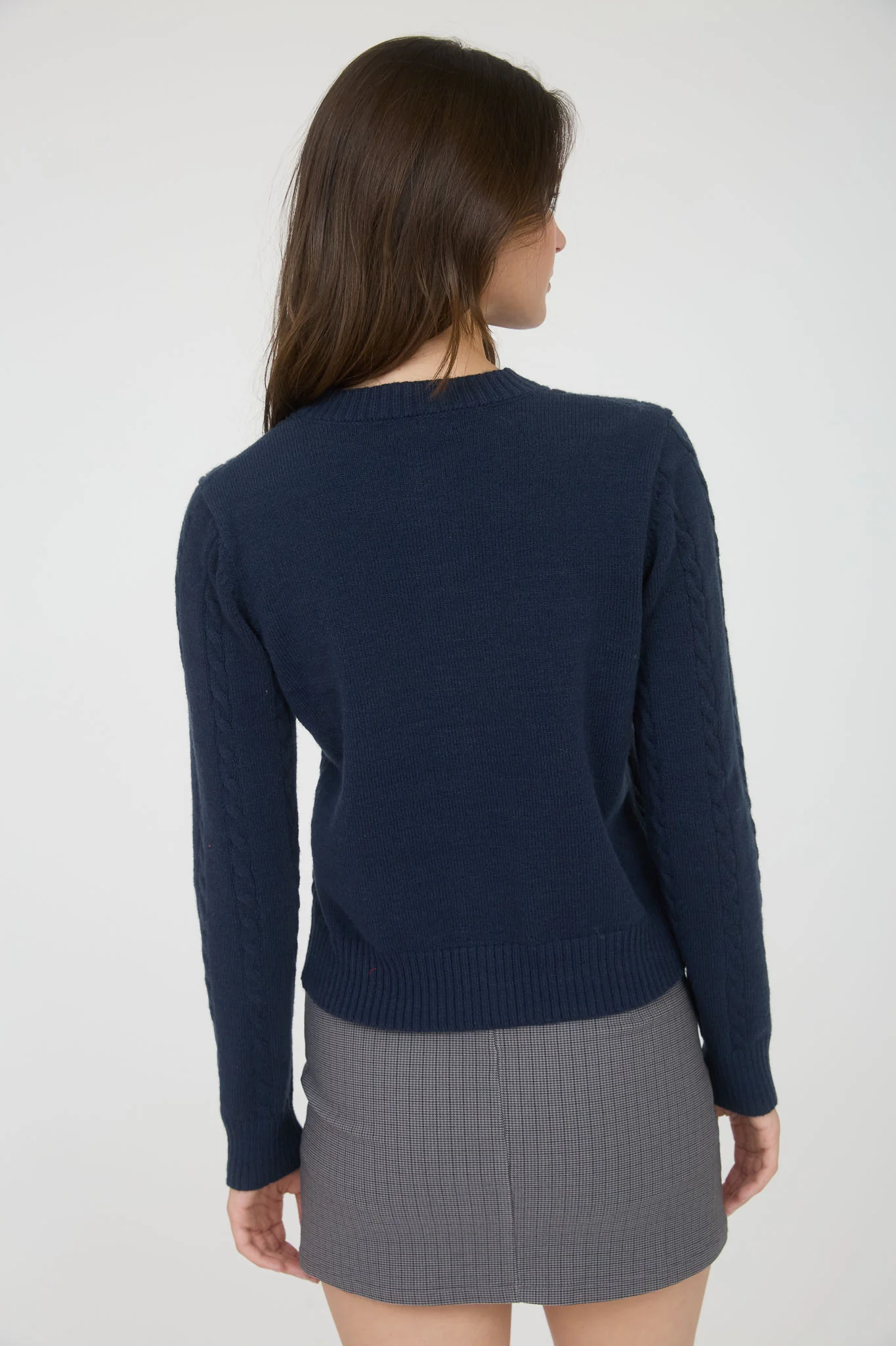 Suéter tejido con botones y bordado elegante