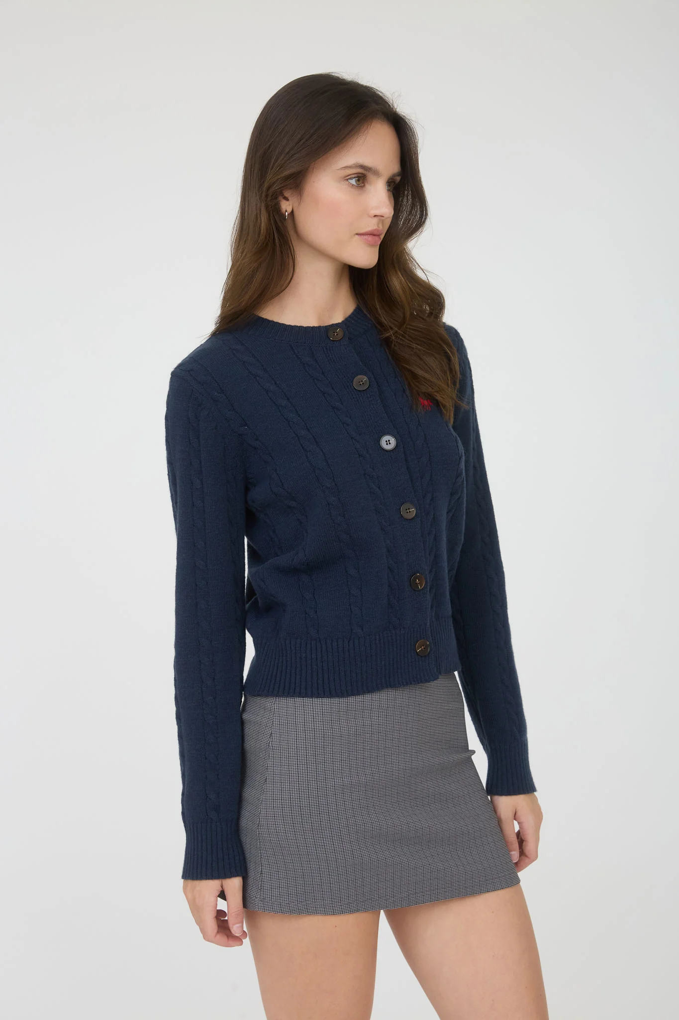 Suéter tejido con botones y bordado elegante