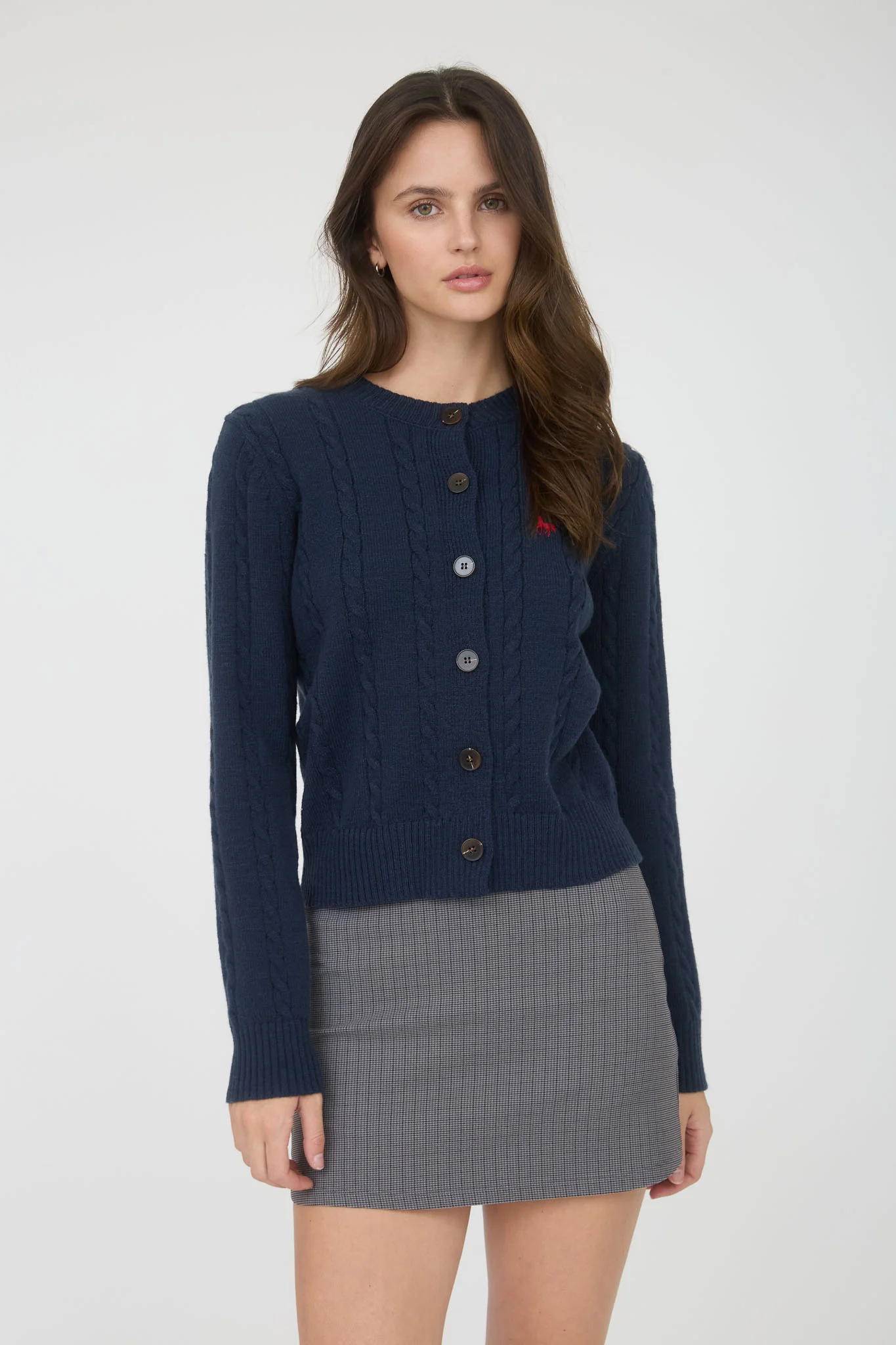 Suéter tejido con botones y bordado elegante